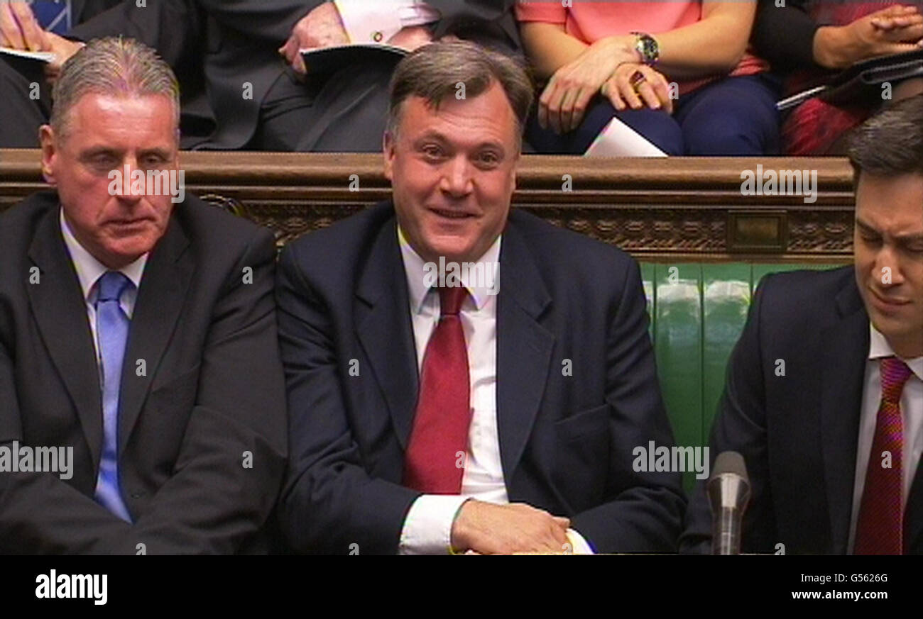 Schattenkanzler Ed Balls (Mitte) reagiert während der Fragen des Premierministers im Unterhaus, London. Stockfoto