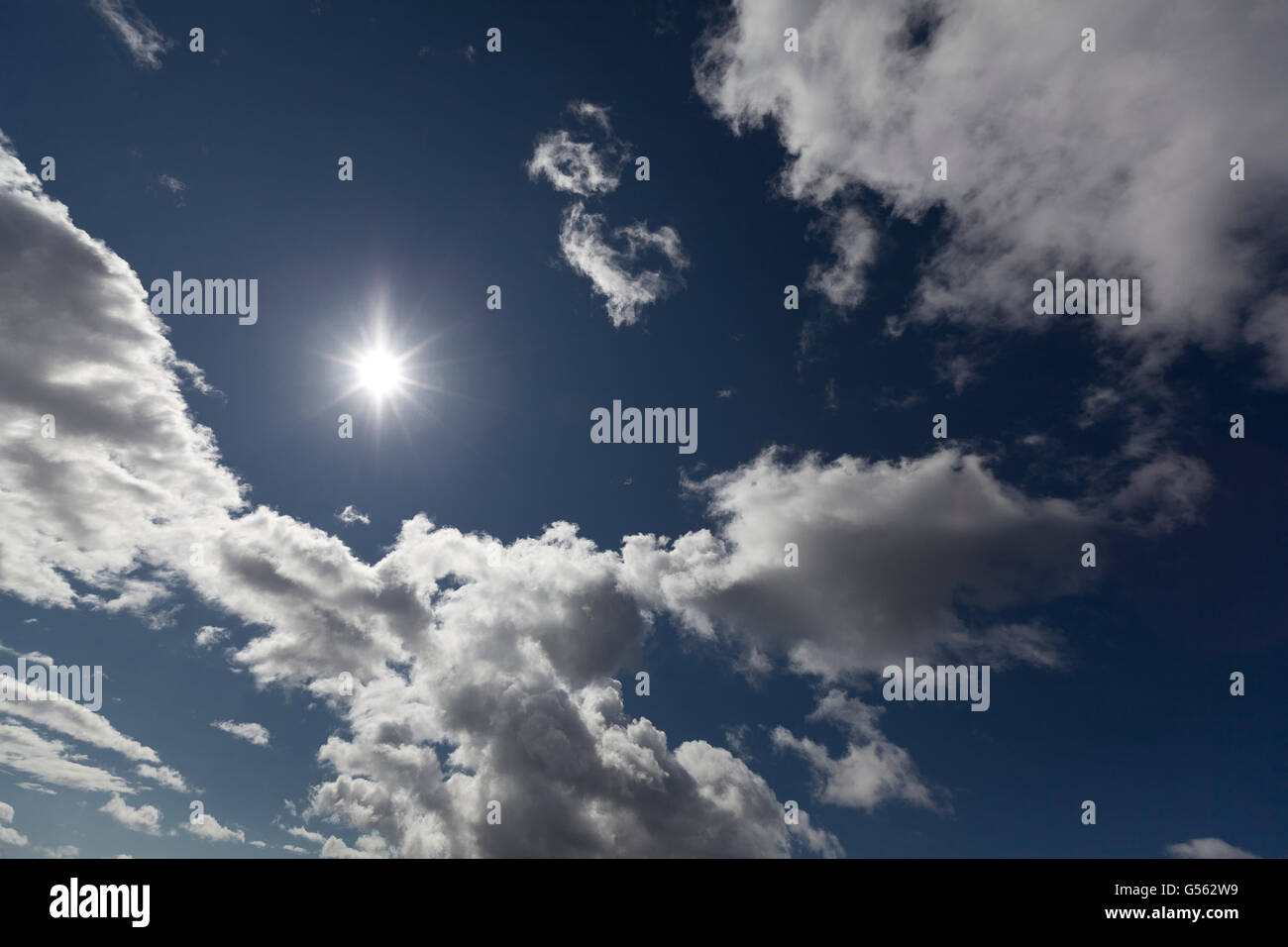 Sonne und Wolken, Island Stockfoto