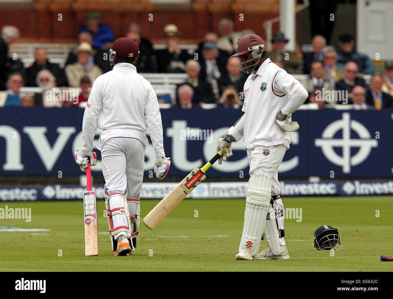 West Indies Darren Bravo (links) macht sich auf den Weg, nachdem er während des Investec International Test Match auf dem Lords Cricket Ground, London, in einer Verwechslung mit Shivnarine Chanderpaul (rechts) ausgelaufen ist. Stockfoto