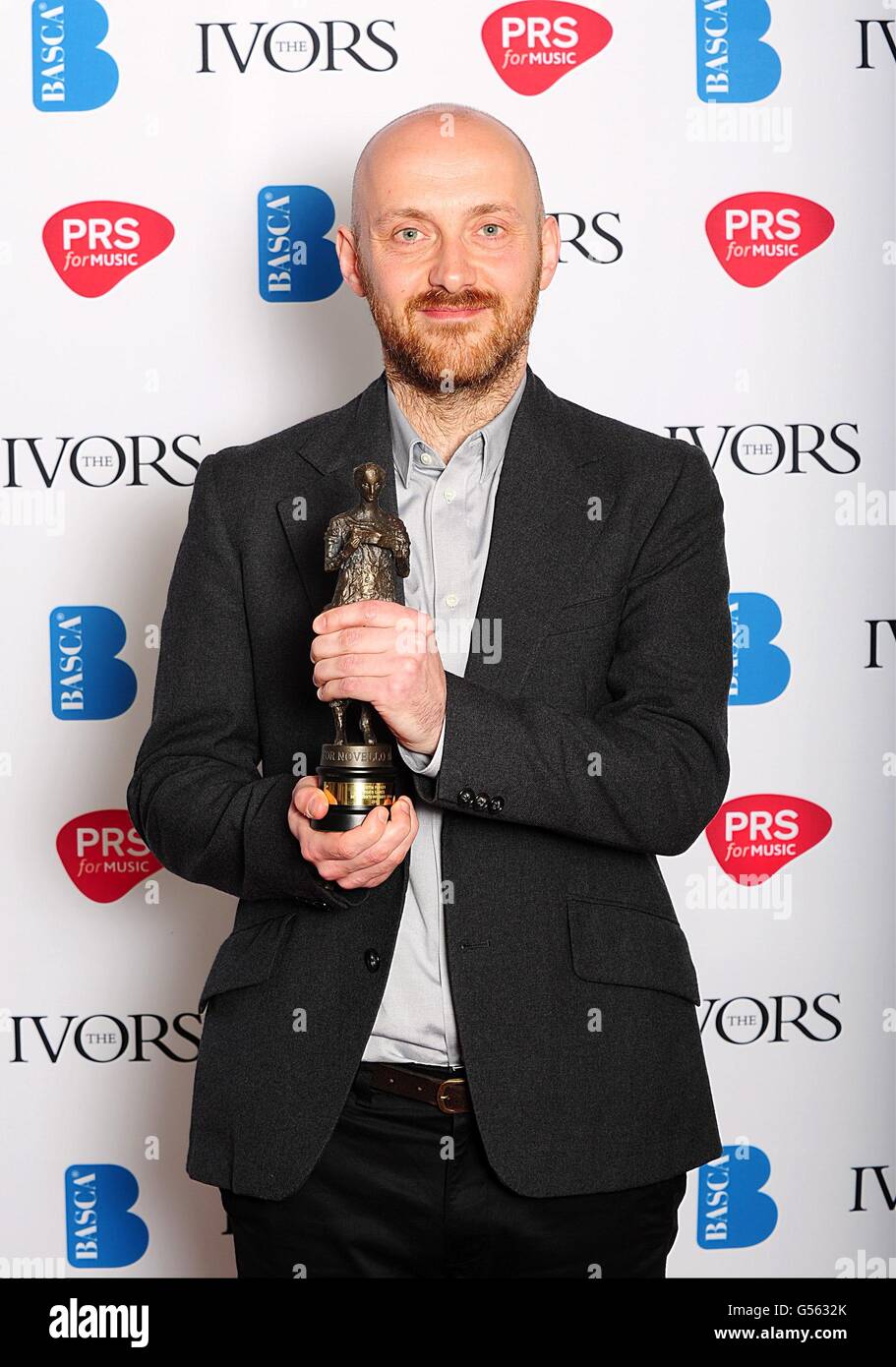 Justin Parker erhielt den Preis für den besten zeitgenössischen Song für Videospiele bei den Ivor Novello Awards 2012 im Grosvenor House Hotel, London Stockfoto