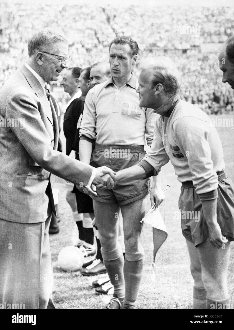 Schweden Kapitän Nils Liedholm (Mitte) stellt König Gustaf von Schweden vor An Mittelfeldspieler Lennart Skoglund Stockfoto