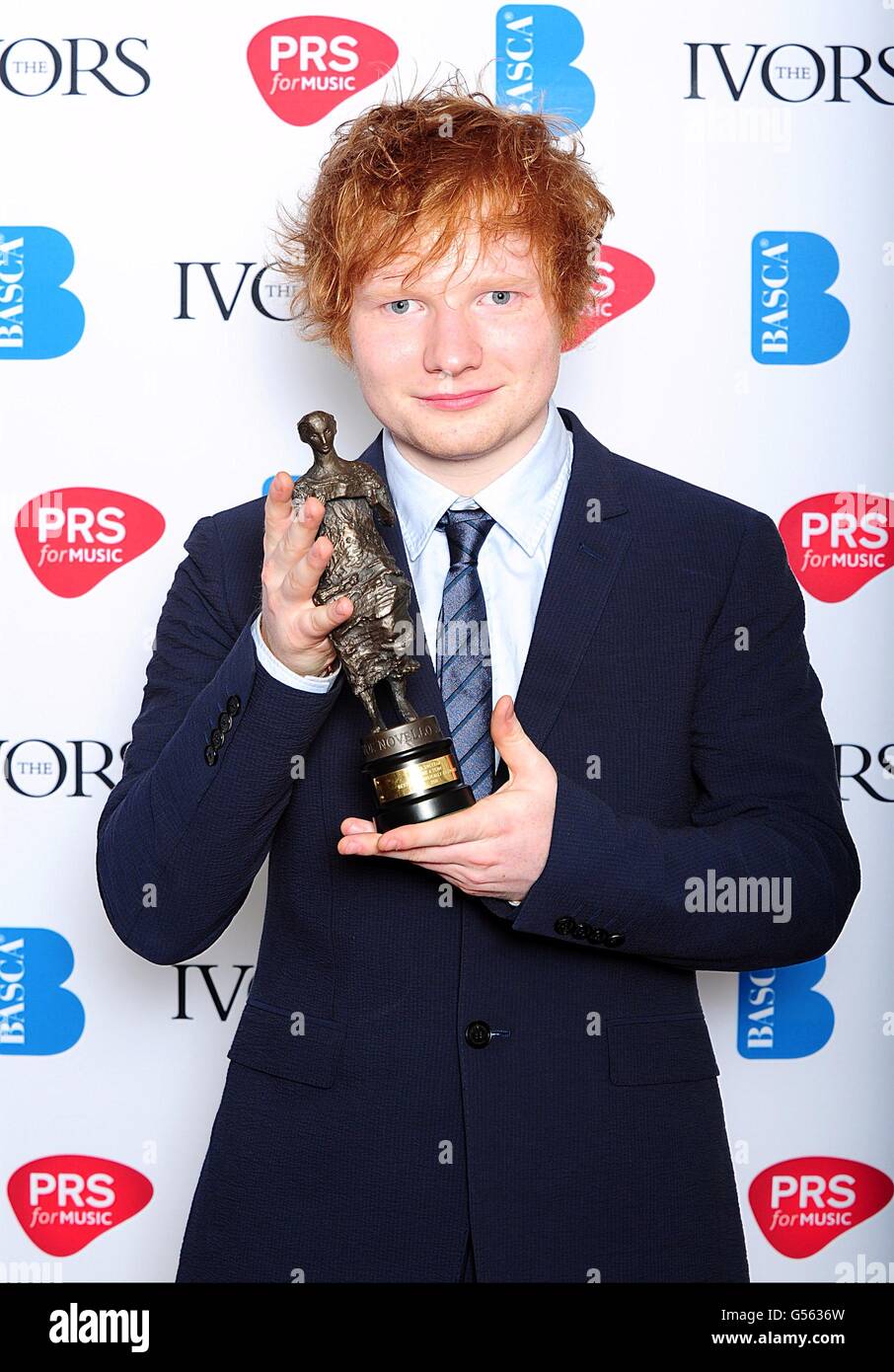 Ed Sheeran mit dem Besten Lied musikalisch und lyrisch ausgezeichnet für das A Team bei den Ivor Novello Awards 2012 im Grosvenor House Hotel, London Stockfoto