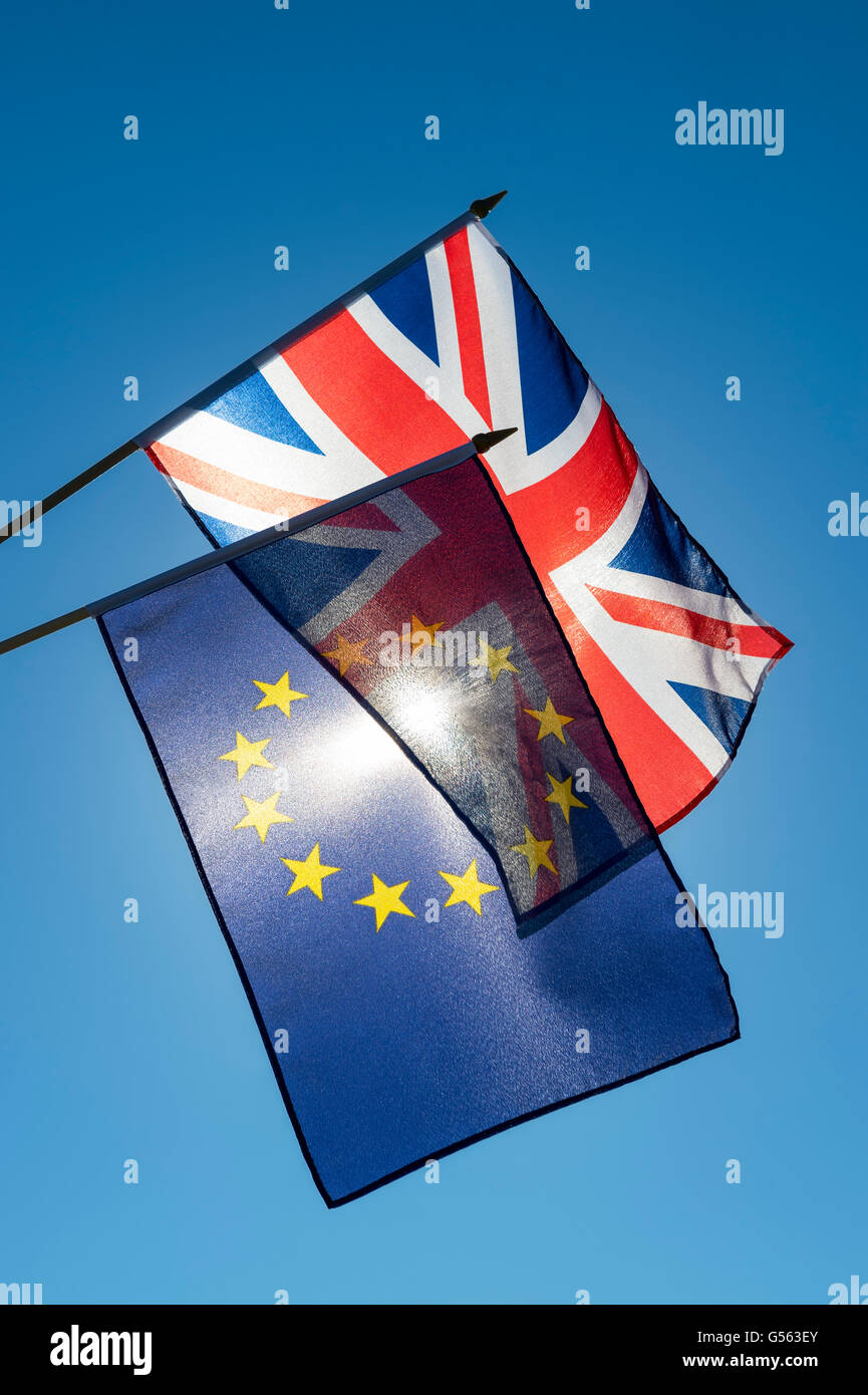 Europäischen Union und der britische Union Jack Flagge Hintergrundbeleuchtung vor strahlend blauem Himmel in der Vorbereitung für Brexit EU-referendum Stockfoto