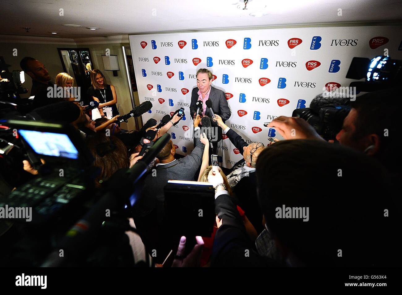 Sir Andrew Lloyd Webber mit dem Basca Fellowship Award wird bei den Ivor Novello Awards 2012 im Grosvenor House Hotel, London, interviewt Stockfoto