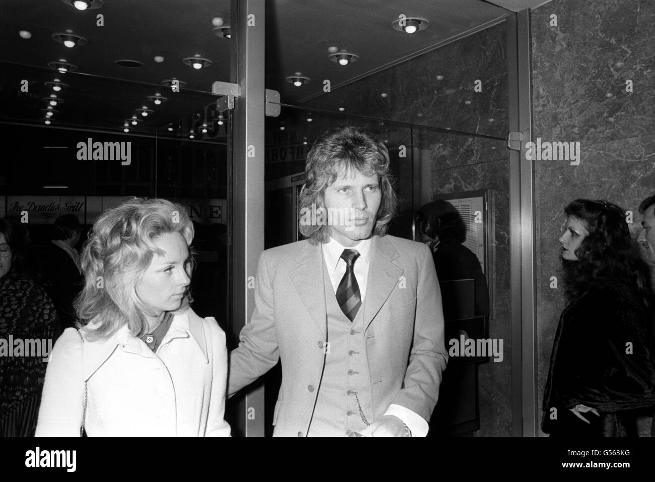 BBC Radio DJ Johnnie Walker mit Gast bei der Ankunft im Warner West End Theater, um an der Premiere des Films Performance mit James Fox und Mick Jagger teilzunehmen. Stockfoto