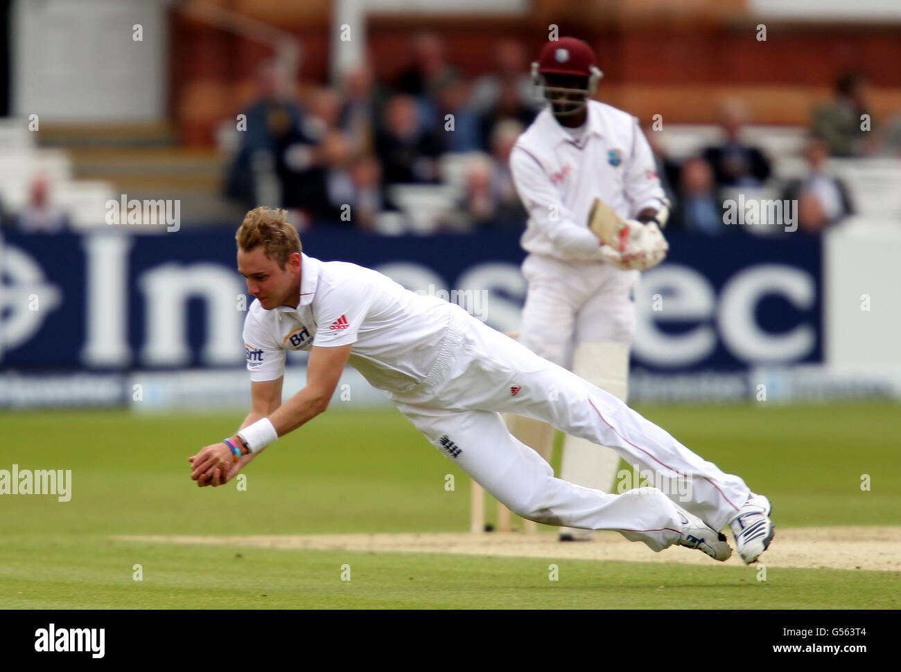 Cricket - 2012 Investec Test Series - England gegen West Indies - erster Test - erster Tag - Lord's Cricket Ground. Der englische Stuart Broad fängt Westindien Kemar Roach während des Investec International Test Match am Lords Cricket Ground, London. Stockfoto