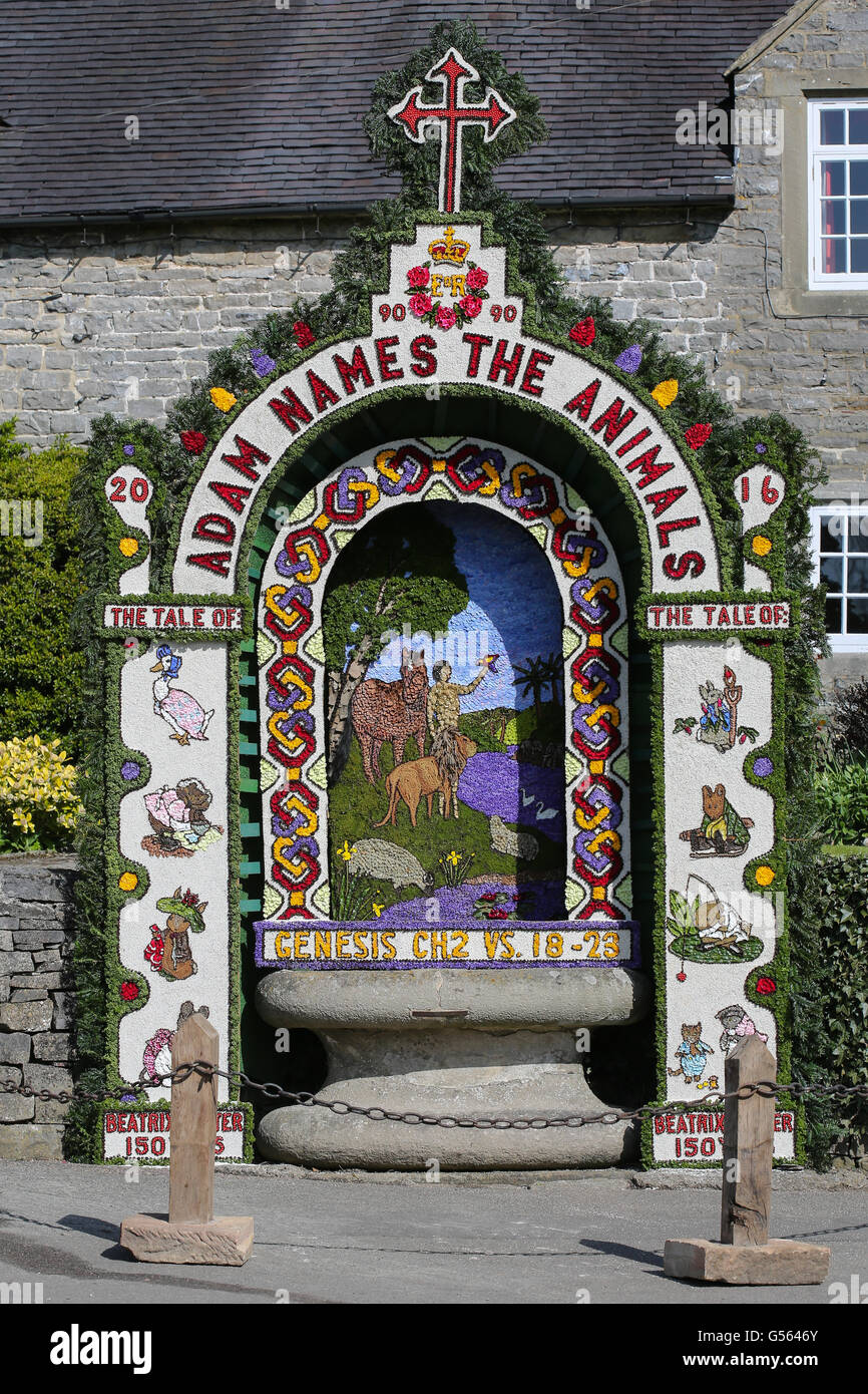 Eine Masse beobachtet, wie Mitglieder der lokalen Kirche eine von sechs Bunt gekleidet Brunnen segnen in der derbyshire Dorf tissington. Stockfoto