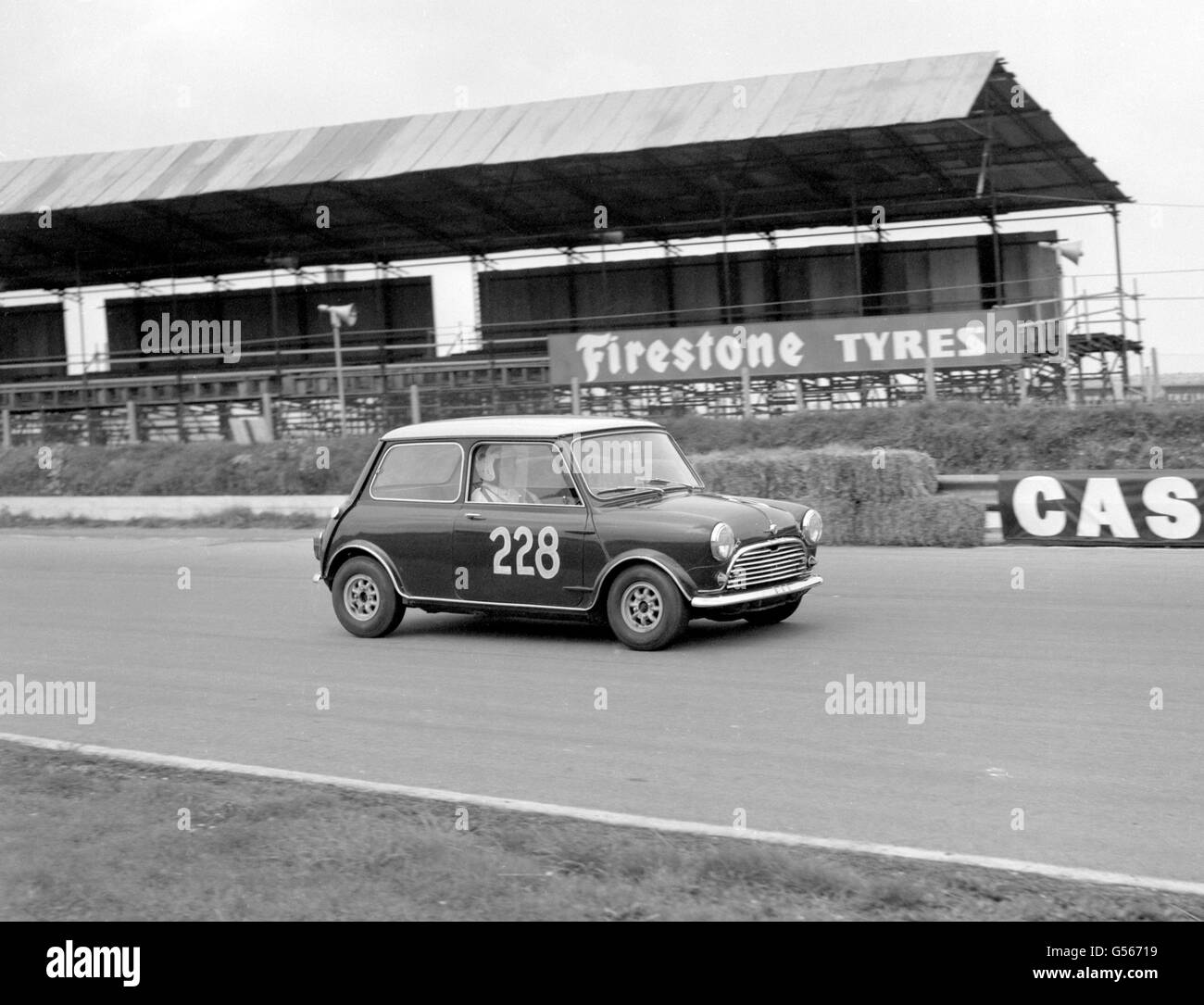 Motorsport - Guards Trophy August Bankfeiertag - Brands Hatch. Paddy Hopkirk, Mini Cooper Stockfoto