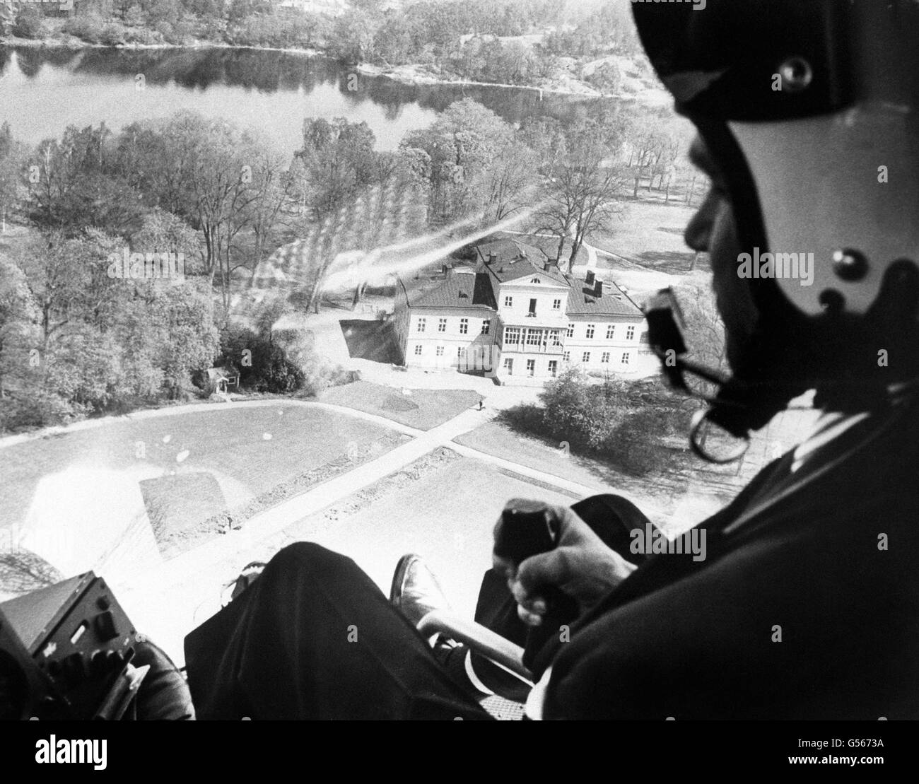 Ein Polizeihubschrauber schwebt über der Burg Haga, Schweden, in Vorbereitung auf den Besuch des sowjetischen Führers Nikita Chruschtschow. Er wird dort während seines offiziellen Besuches vom 22. Bis 27. Juni wohnen Stockfoto