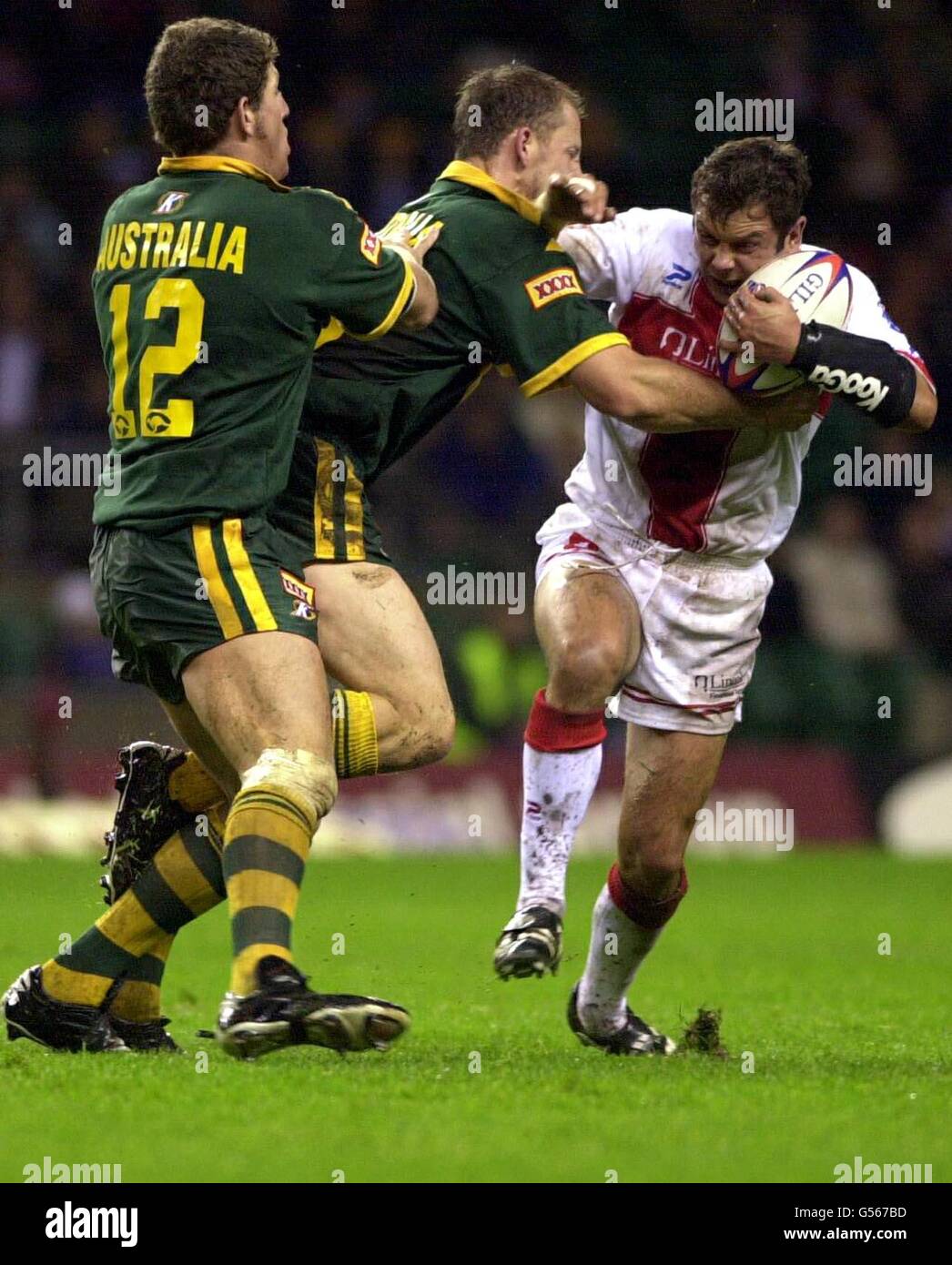 Englands Tony Smith (rechts) versucht, während des Rugby-League-Weltcupspiels in Twickenham, London, an der Macht vorbei an den australischen Bryan Fletcher (links) und Scott Hill (Mitte). Stockfoto