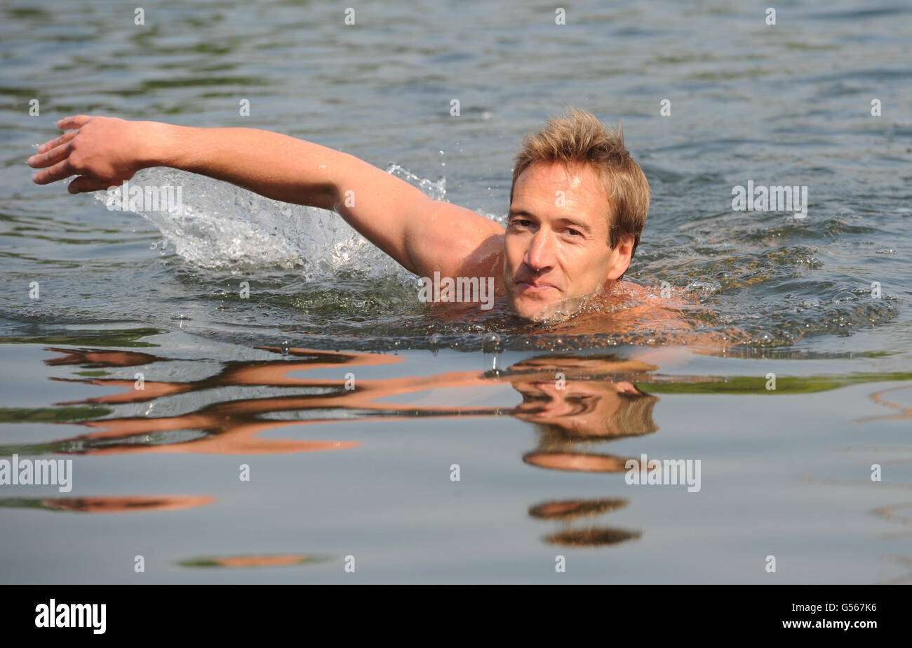 Der Abenteurer Ben Fogle schwimmt im Serpentine im Londoner Hyde Park, nachdem er seinen Versuch angekündigt hatte, über den Atlantik zu schwimmen. Stockfoto
