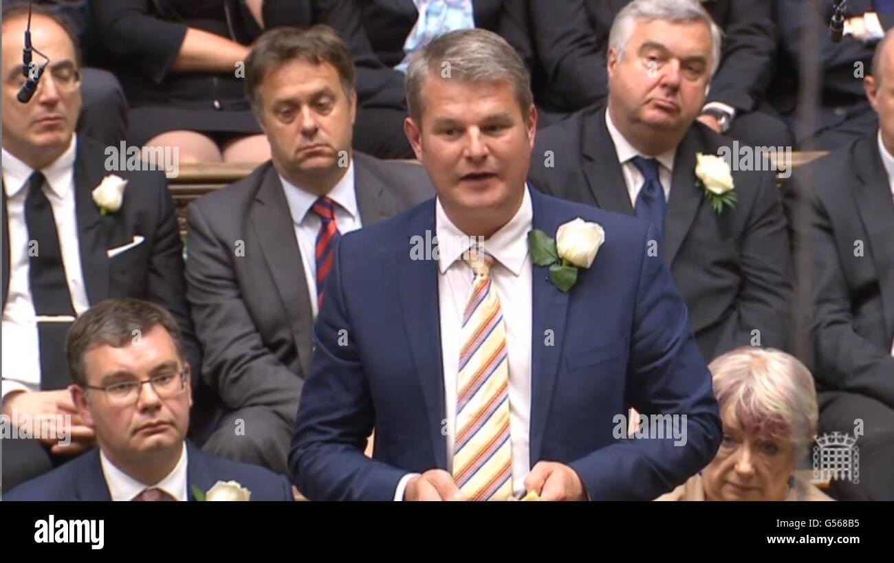 Konservative MP Stuart Andrew spricht im House Of Commons, London, als Parlamentarier versammeln, um Labour MP Jo Cox Tribut zollen. Stockfoto