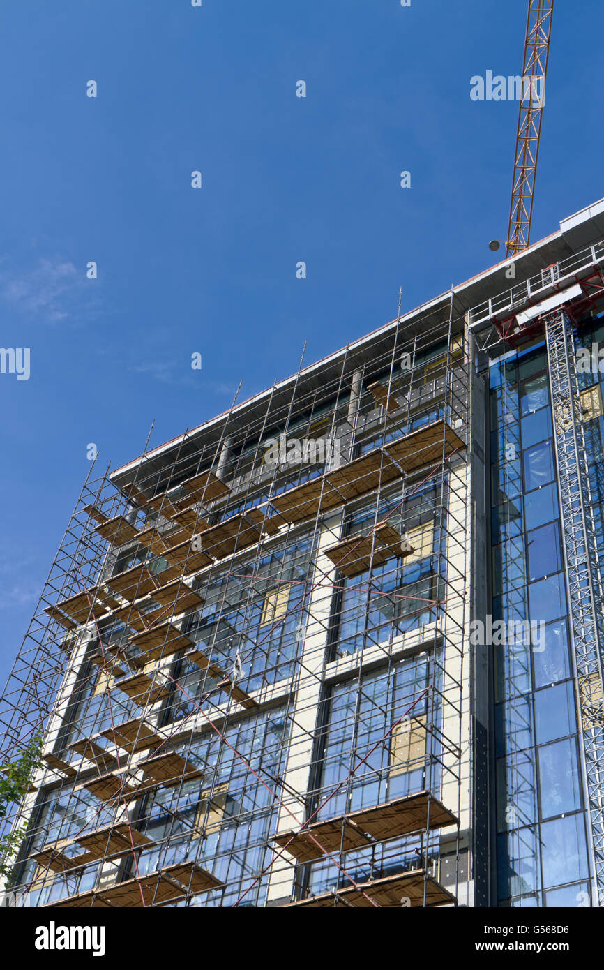 Modernes Gebäude im Bau. Kran und Gerüst. Stockfoto