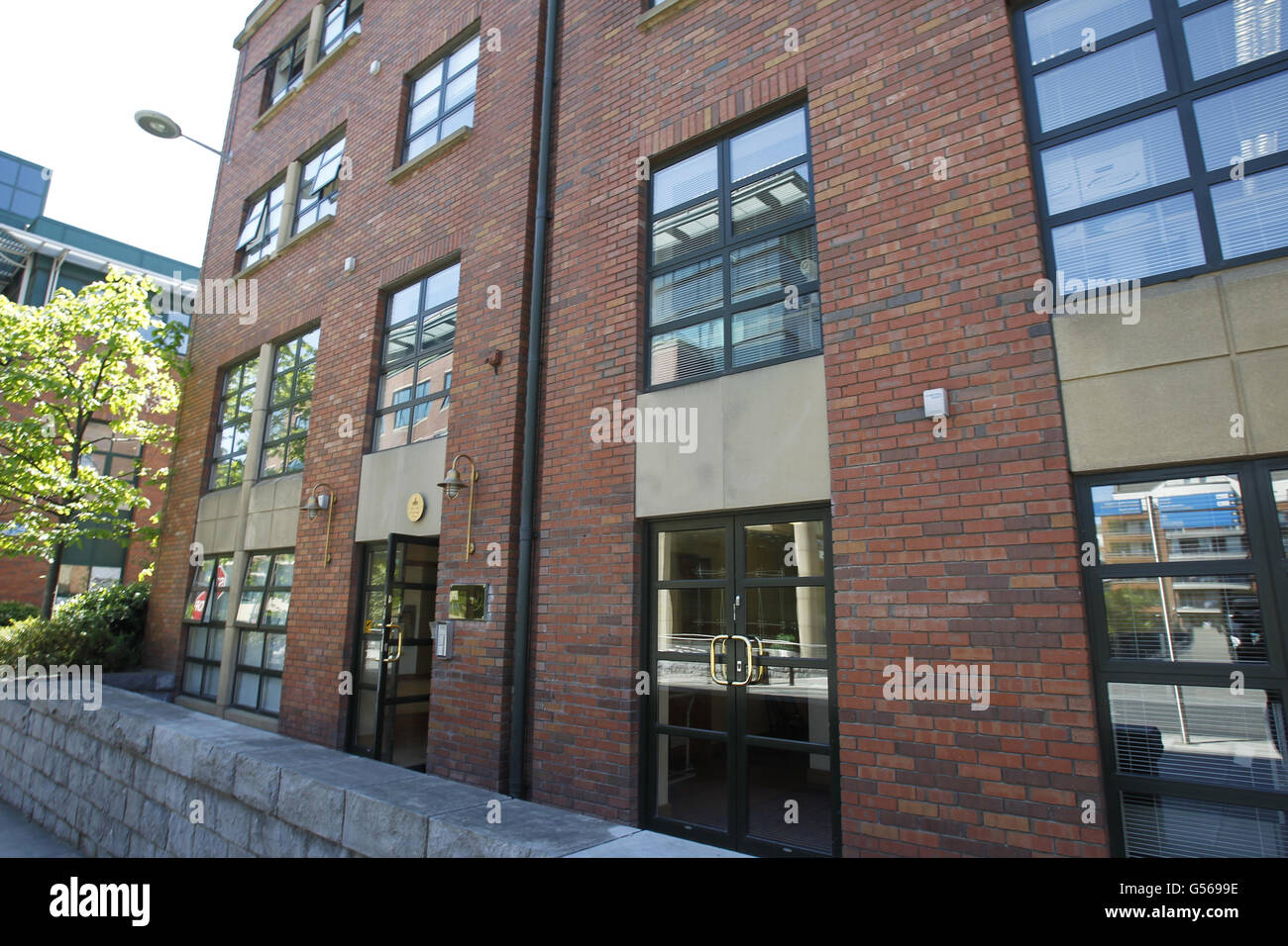Die Büros von Bloxham Stockbrokers im Zentrum von Dublin, die angewiesen wurden, den Handel einzustellen, nachdem ein Wachhund Bedenken hinsichtlich der Höhe der Finanzreserven geäußert hatte. Stockfoto