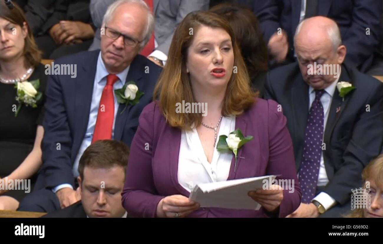 Labour MP Alison McGovern spricht im House Of Commons, London, als Parlamentarier versammeln, um Labour MP Jo Cox Tribut zollen. Stockfoto
