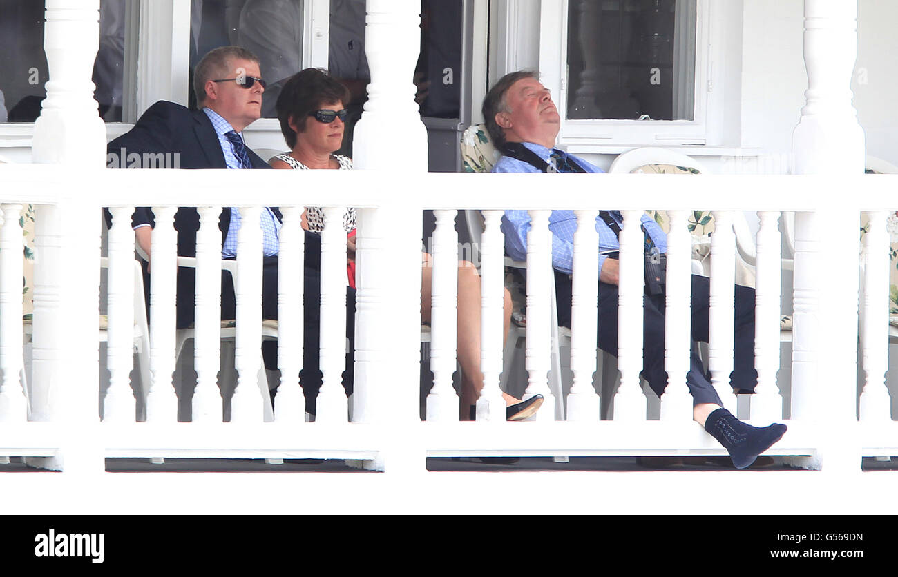 Cricket - 2012 Investec Test Series - Zweiter Test - England gegen Westindien - Tag vier - Trent Bridge. Justizminister Ken Clarke schläft ein, während er die Cricket beobachtet Stockfoto