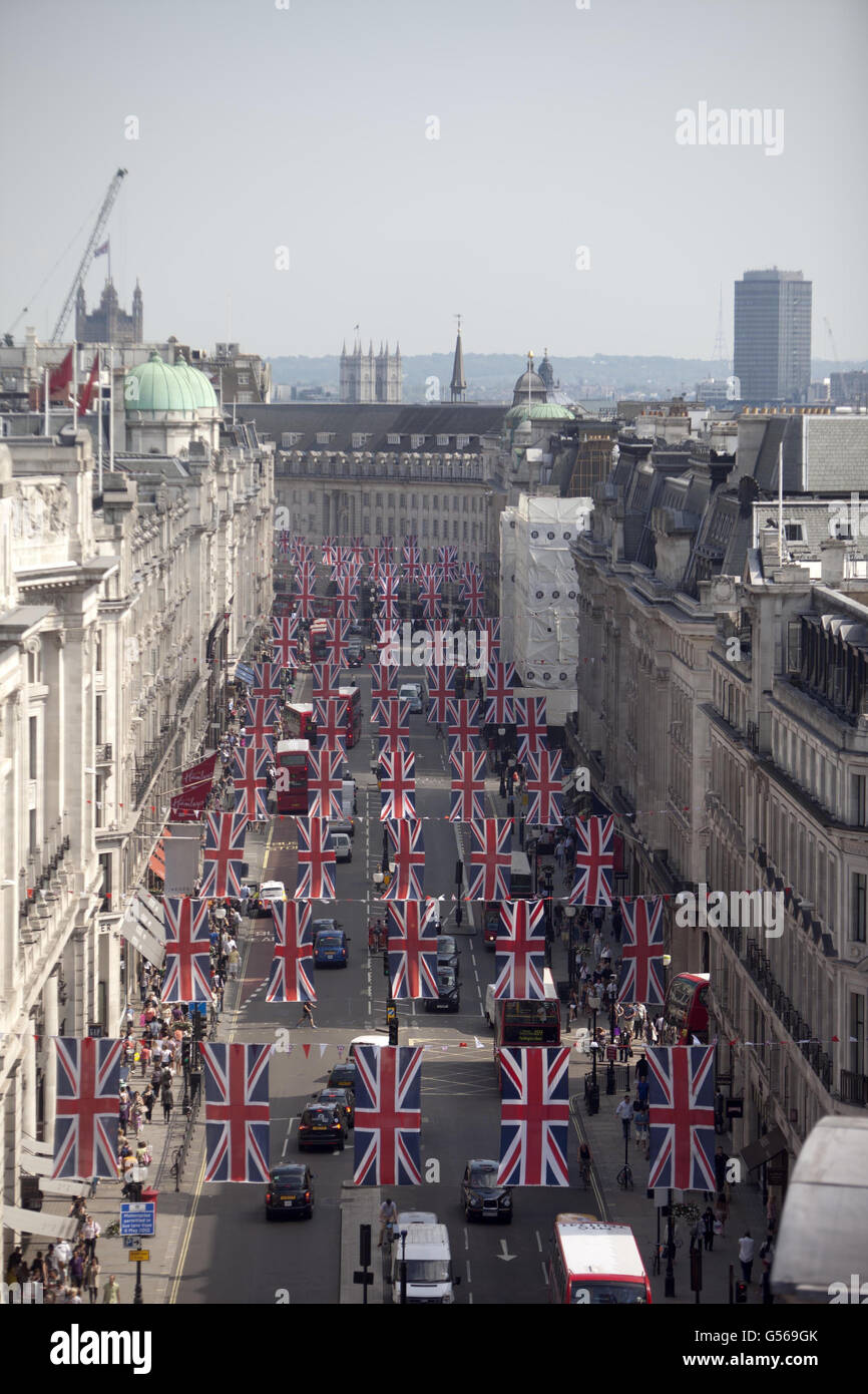 Die Regent Street in London ist voll auf das Diamond Jubilee vorbereitet, da Flaggen über der Straße fliegen. Stockfoto