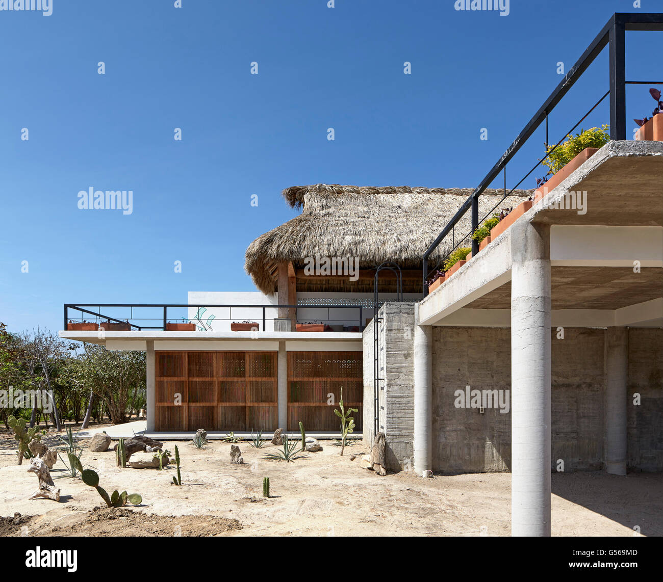 Alles in allem Außenansicht von Seite. Casa Cal, Puerto Escondido, Mexiko. Architekt: BAAQ, 2015. Stockfoto