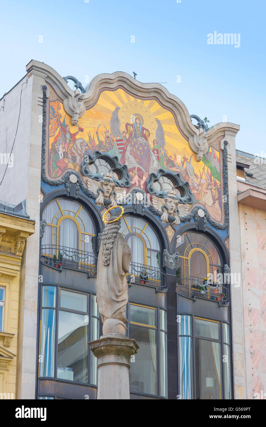 Unsere Liebe Frau von Ungarn, Ansicht des Jugendstilmosaiks von Miksa Roth, das das Äußere eines Gebäudes im Stadtteil Belvaros von Budapest, Ungarn schmückt. Stockfoto