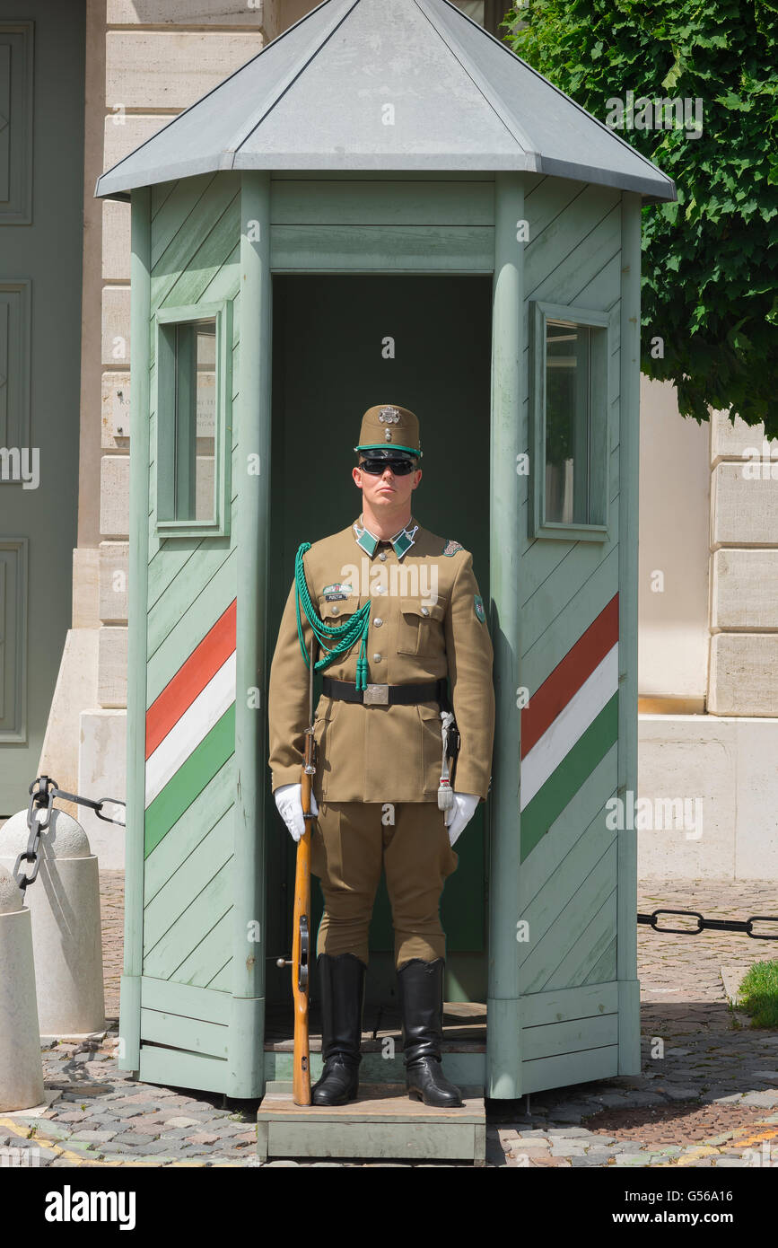 Royal Palace Budapest, die Sentry wacht im Königlichen Palast auf dem Var Hill, Budapest, Ungarn. Stockfoto Royal Palace Budapest, die Sentry wacht im Königlichen Palast auf dem Var Hill, Budapest, Ungarn. Stockfoto