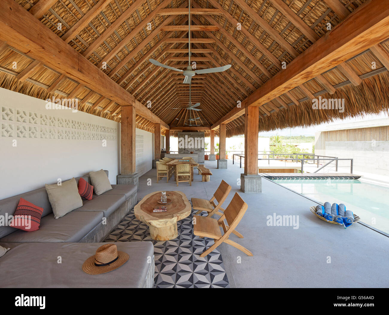 Überdachte Fläche im Obergeschoss unter Palapa. Casa Cal, Puerto Escondido, Mexiko. Architekt: BAAQ, 2015. Stockfoto