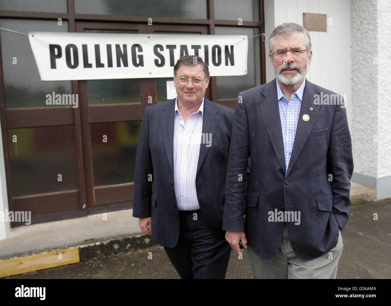 Sinn Feins Gerry Adams und Ratsmitglied Jim Loughran verlassen die Doolargy National School in Ravendale, Dundalk, nachdem sie am Referendum über den Europäischen Fiskalvertrag abgestimmt haben. Stockfoto