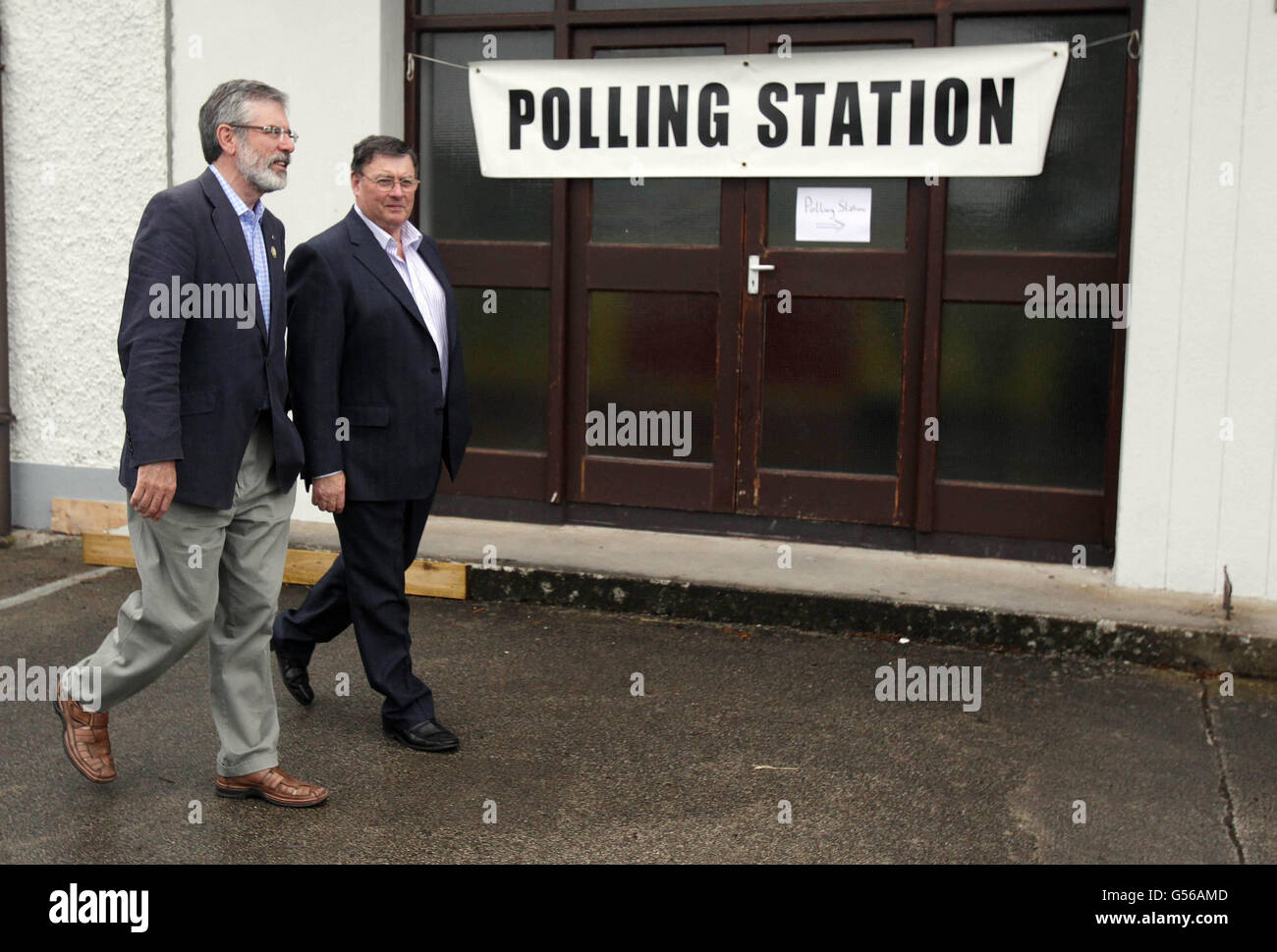 Gerry Adams von Sinn Fein und Ratsmitglied Jim Loughran kommen an der Doolargy National School in Ravendale, Dundalk, um am Referendum über den Europäischen Fiskalvertrag zu stimmen. Stockfoto