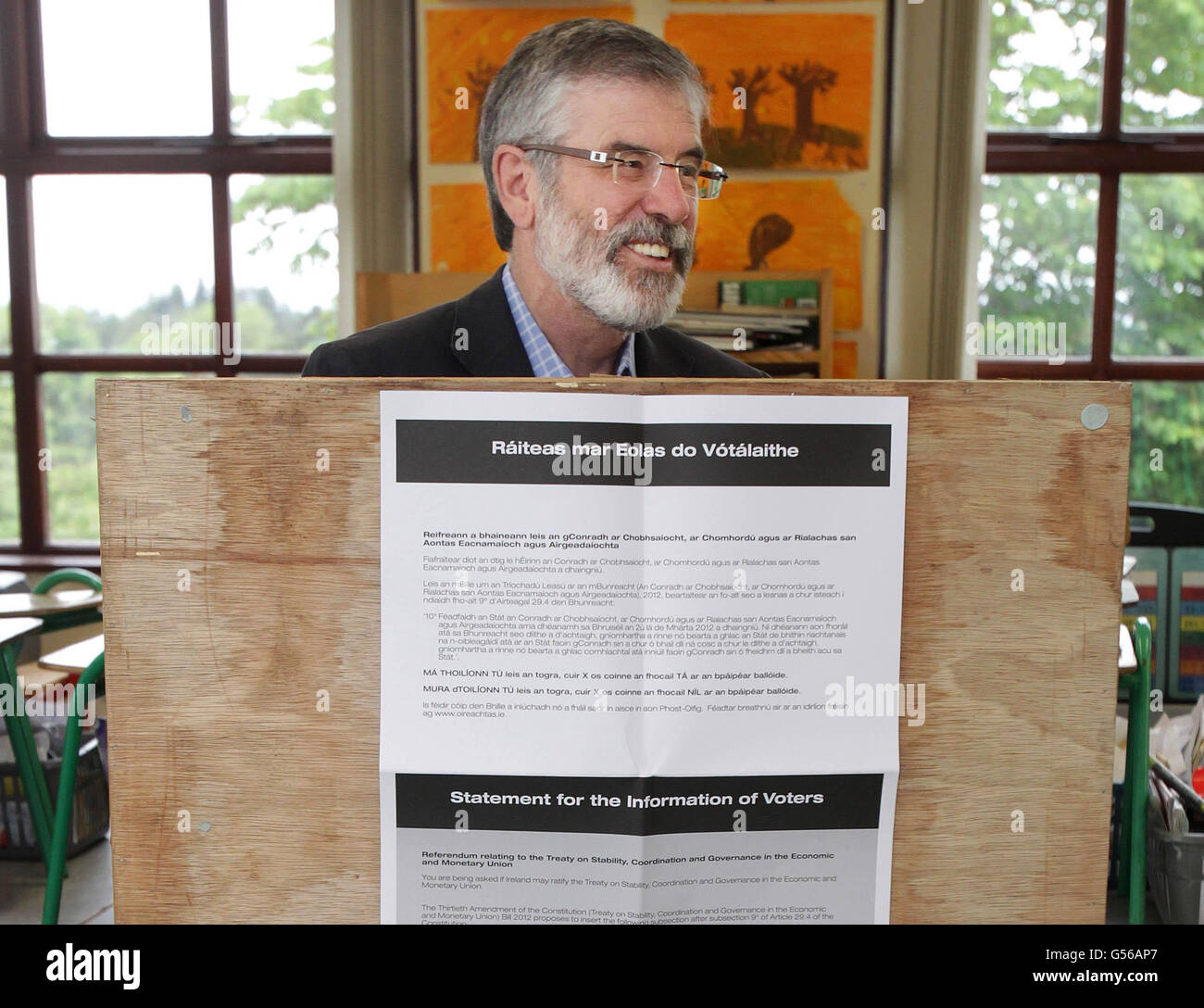 Sinn Fein's Gerry Adams stimmt an der Doolargy National School in Ravendale, Dundalk beim Referendum über den Europäischen Fiskalvertrag ab. Stockfoto