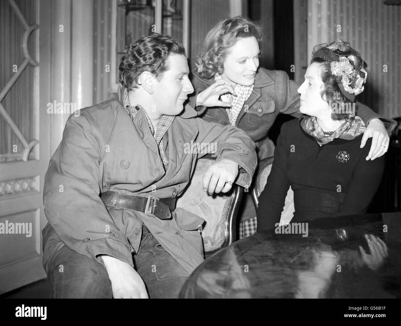 Von links nach rechts Schauspieler Peter Ustinov, Anna Neagle und Odette Churchill in Borehamwood am Set von „Odette, G.C“. Der Film basiert auf den Kriegsausbeuterinnen von Frau Churchill - damals Frau Odette Sansom -, die für ihre Arbeit als britische Geheimagentin im besetzten Frankreich mit dem George Cross ausgezeichnet wurde. Sie wurde von der Gestapo gefoltert, als sie sich weigerte, ihren Kommandanten, Captain Peter Churchill (den sie später heiratete), zu verraten. Im Film wird die Rolle von Anna Neagle und die Rolle von Captain Churchill von Trevor Howard gespielt. Stockfoto
