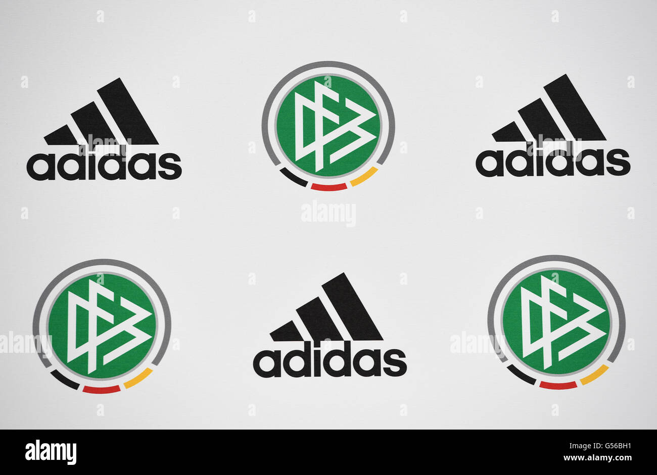 Paris Frankreich Juni 16 Logo Des Dfb Und Adidas Sind Im Rahmen Einer Pressekonferenz Uber Die Sponsoren Vereinbarung Zwischen Dfb Und Adidas In Paris Frankreich Juni 16 Zu Sehen Die Uefa