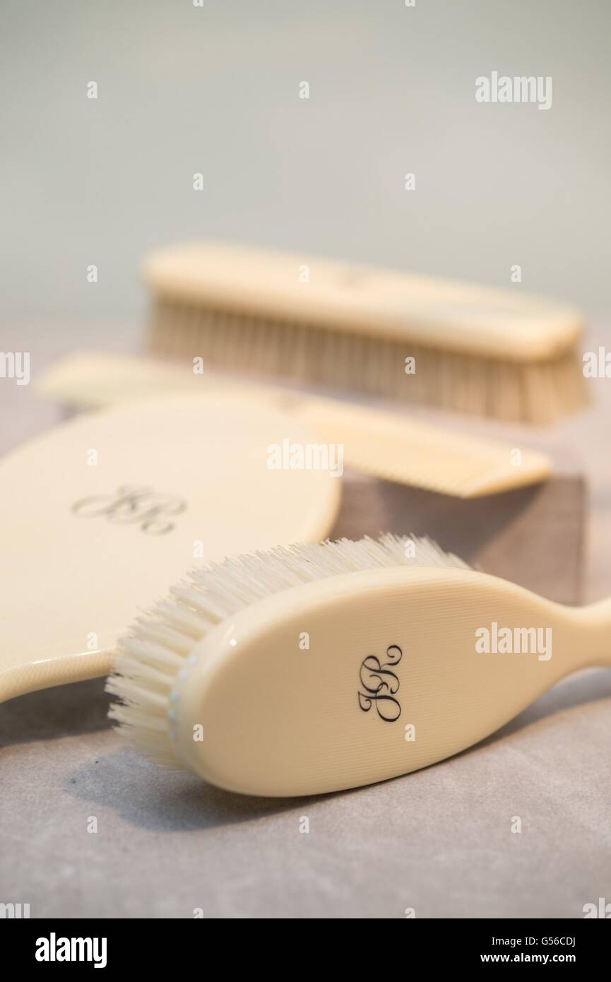 New York, NY, USA. 19. Juni 2016. Ein FAUX-Elfenbein TOILETTE setzen im Einzelhandel von PENHALIGON, LONDON, 20. Jahrhundert jeweils monogrammiert "JR", bestehend aus einem Handspiegel, einen Kamm und zwei Bürsten, jeweils gestempelt "PENHALIGON HAND MADE" im Inneren für die Sammlung von Joan Rivers Presse-Preview, Christie es Auction House, New York, NY 19. Juni 2016. Bildnachweis: Steven Ferdman/Everett Collection/Alamy Live-Nachrichten Stockfoto