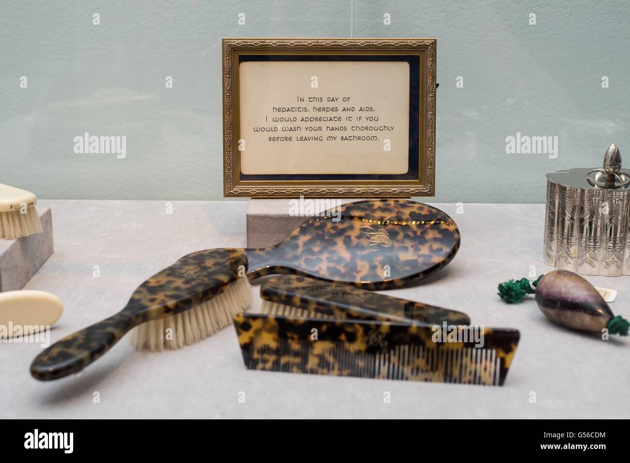 New York, NY, USA. 19. Juni 2016. Ein FAUX SCHILDPATT TOILETTE setzen im Einzelhandel von PENHALIGON, LONDON, 20. Jahrhundert jeweils monogrammiert "JR", bestehend aus einem Handspiegel, einen Kamm und zwei Bürsten, gestempelt "PENHALIGON HAND MADE" jeweils 10 Zoll (25,4 cm) lang, den Handspiegel im Inneren für die Sammlung von Joan Flüsse Presse-Preview, Christies Auktion Haus, New York, NY 19. Juni 2016. Bildnachweis: Steven Ferdman/Everett Collection/Alamy Live-Nachrichten Stockfoto
