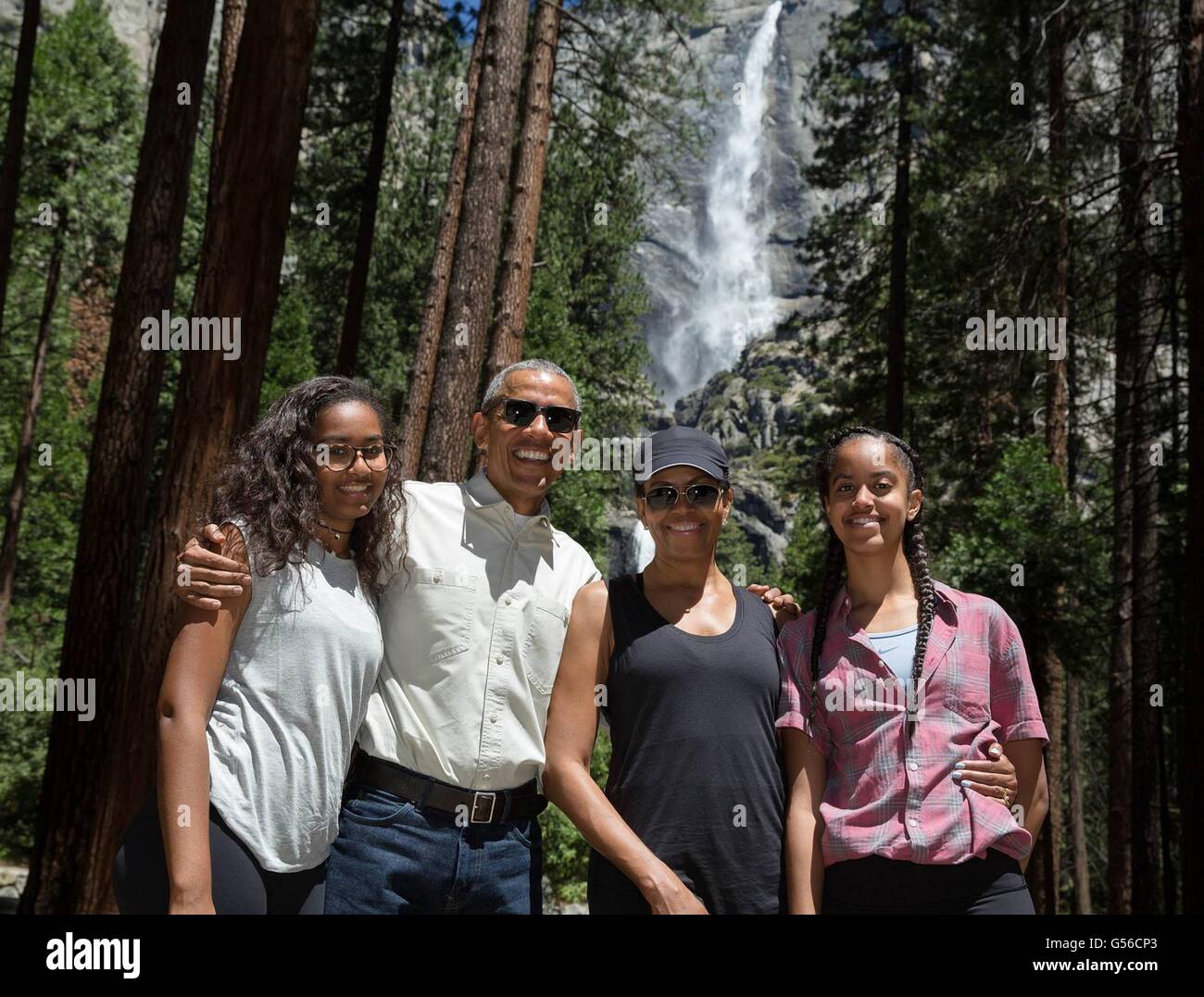 US-Präsident Barack Obama stellt für ein Familienfoto mit Töchtern Malia & Sasha und First Lady Michelle Obama vor 2.400 Fuß Yosemite Falls 19. Juli 2016 im Yosemite National Park, Kalifornien. © Planetpix/Alamy Live-Nachrichten Stockfoto
