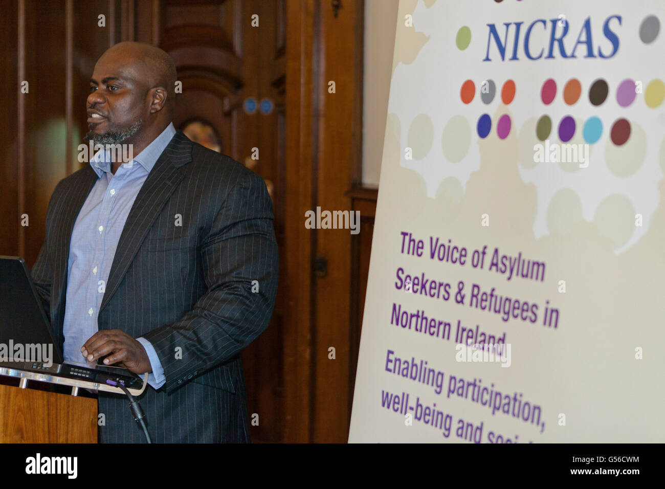 Der Belfast City Hall, Belfast, UK. 20. Juni 2016. Justin Kouame, Stuhl von der Northern Ireland Gemeinschaft von Flüchtlingen & Asyl Suchende (NICRAS) begrüßte die Gäste bei der Eröffnung der Flüchtling-Woche in der Belfast City Hall. Bildnachweis: Bonzo/Alamy Live-Nachrichten Stockfoto