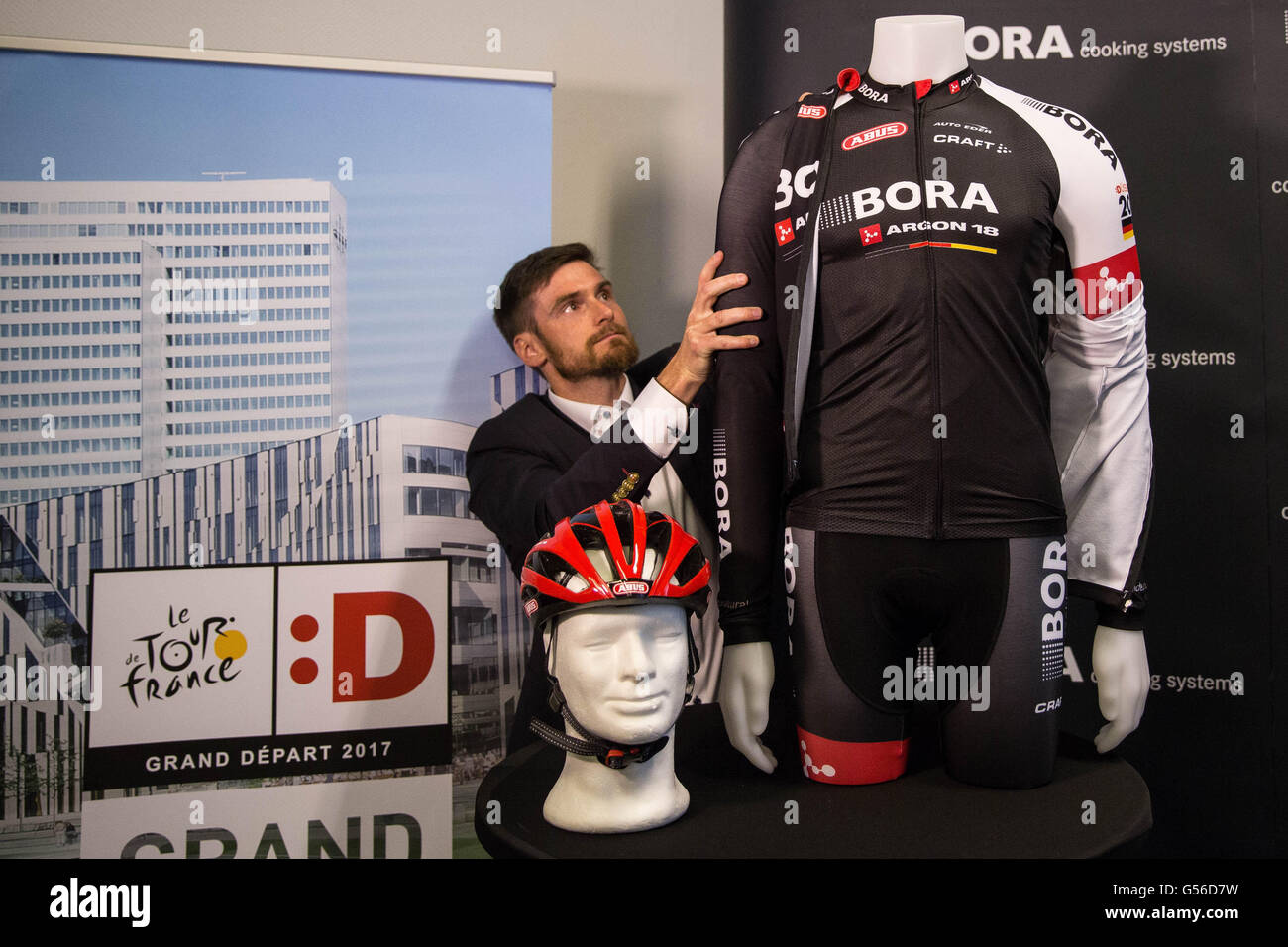 Düsseldorf, Deutschland. 20. Juni 2016. Wolfgang Lagler, präsentiert Marketingmanager von Craft Sportswear Teamtrikot auf eine einführende Presse-Event für die Bora - Argon 18-Team für die Tour de France in Düsseldorf, Deutschland, 20. Juni 2016. Bei der diesjährigen Tour de France läuft vom 2. Juli bis 24 werden die aus der zweiten Liga dank einer Wildcard teilnehmen. Die erste Etappe der Tour-2017 findet in Düsseldorf Foto: MAJA HITIJ/Dpa/Alamy Live News Stockfoto