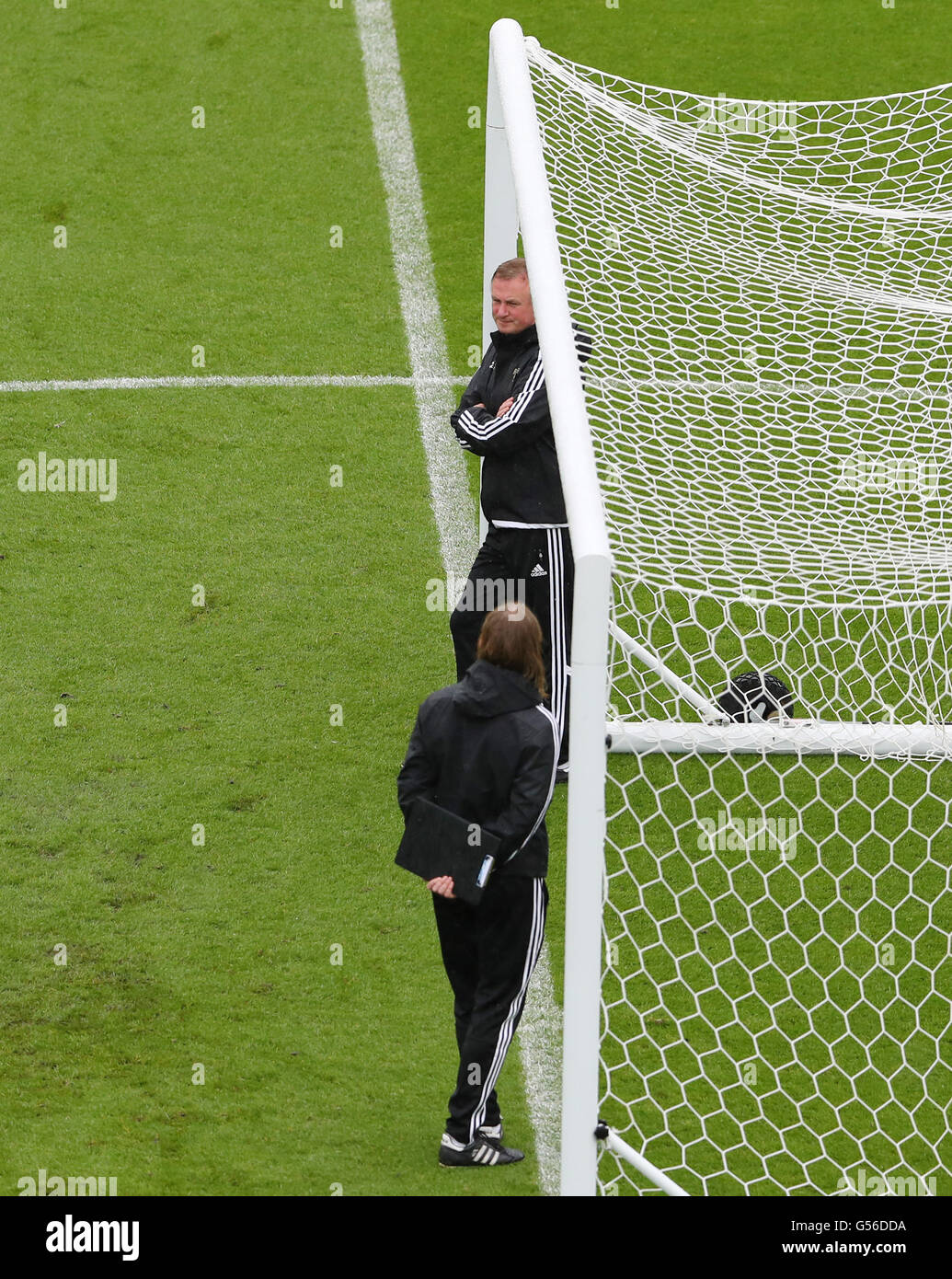 Paris, Frankreich. 20. Juni 2016. Nordirlands Trainer Michael O'Neill Uhren seiner Mannschaft während einer Trainingseinheit der Nordirland-Fußball-Nationalmannschaft im Parc des Princes in Paris, Frankreich, 20. Juni 2016. Deutschland wird Nordirland in der UEFA EURO 2016 Gruppe C vorläufige Vorrundenspiel in Paris am 21. Juni 2016 zu stellen. Foto: Christian Charisius/Dpa/Alamy Live News Stockfoto