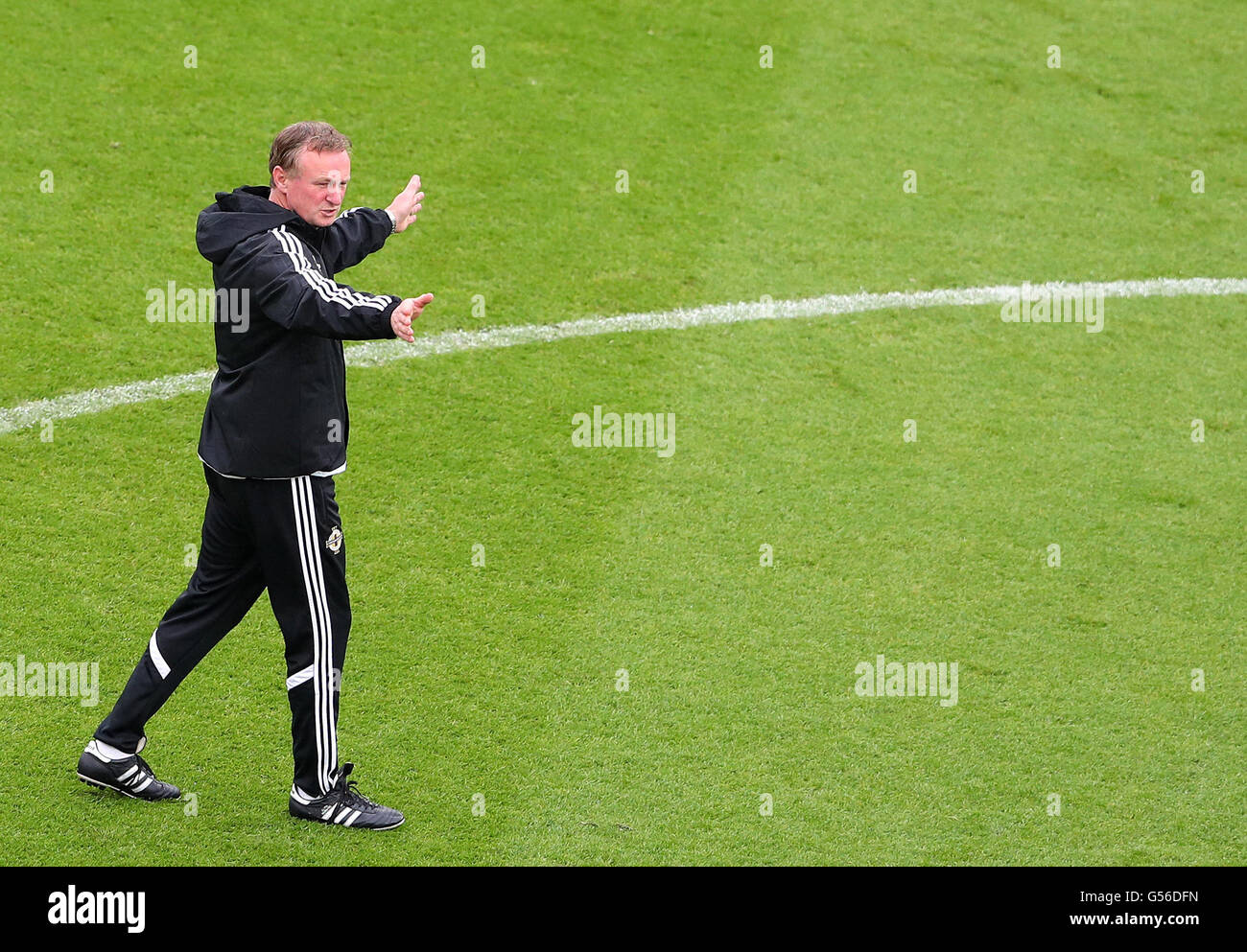 Paris, Frankreich. 20. Juni 2016. Nordirlands Trainer Michael O'Neill gibt Anweisungen oben seine Spieler während einer Trainingseinheit der Nordirland-Fußball-Nationalmannschaft im Parc des Princes in Paris, Frankreich, 20. Juni 2016. Deutschland wird Nordirland in der UEFA EURO 2016 Gruppe C vorläufige Vorrundenspiel in Paris am 21. Juni 2016 zu stellen. Foto: Christian Charisius/Dpa/Alamy Live News Stockfoto