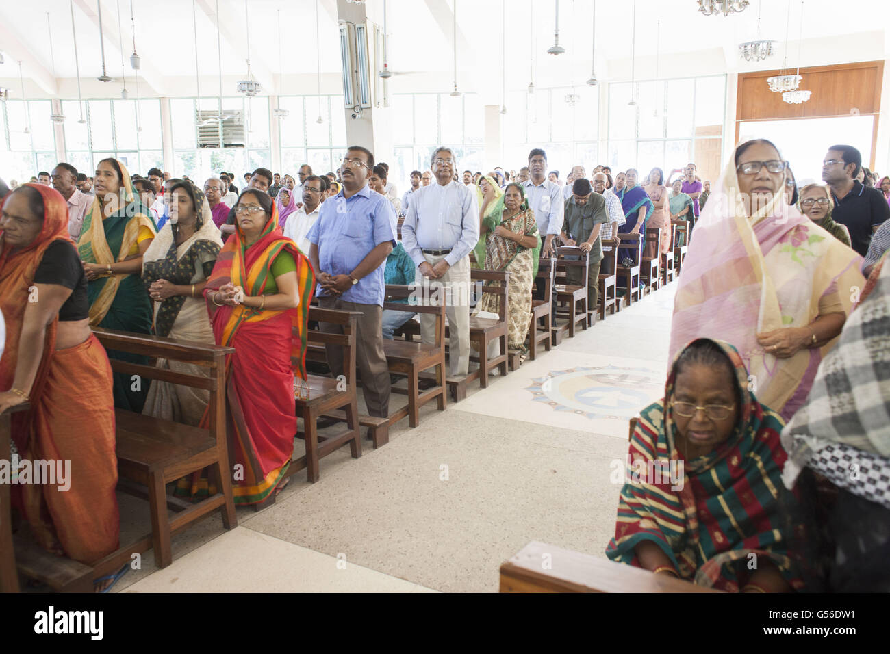 Dhaka, Bangladesch. 20. Juni 2016. Bangladeshi christlichen Gläubigen nehmen Teil in ein besonderes Gebet für "Frieden in Bangladesch '' am Heiligen Rosenkranz Kirche in Dhaka, Bangladesch, 20. Juni 2016. Die katholische Kirche verärgert sehr über den schrecklichen Tod der Blogger, Aktivisten, Schriftsteller, Priester, Verlage und andere in den letzten Tagen. © Suvra Kanti Das/ZUMA Draht/Alamy Live-Nachrichten Stockfoto