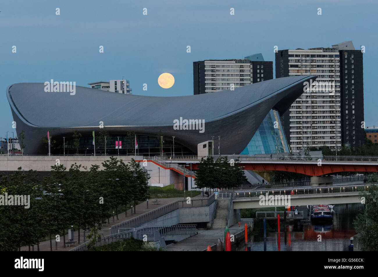 Vollmond über die Londoner Aquatics Centre, London England United Kingdom UK Stockfoto