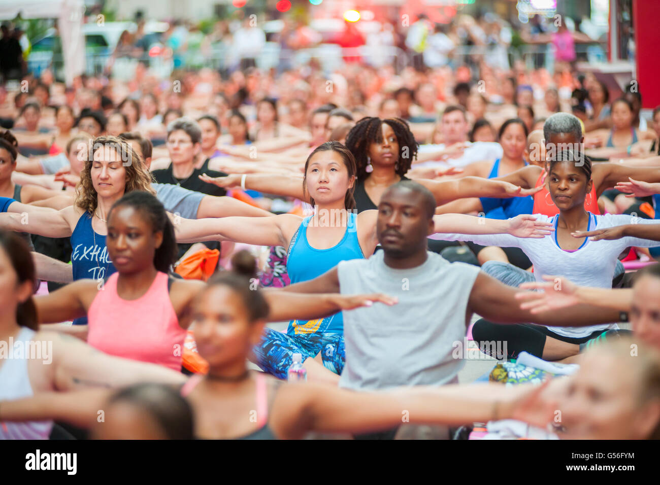 New York, USA. 20. Juni 2016. Tausende von Yoga-Praktizierende pack am ersten Tag des Sommers, Montag, 20. Juni 2016 Times Square in New York Yoga zu praktizieren. Die 14. jährliche Sonnenwende am Times Square, "Mind über Madness", erstreckt sich die Yogis Fähigkeit zu blockieren, der Lärm und die Übersichtlichkeit, die sie in der Kreuzung der Welt umgeben. (© Richard B. Levine) Stockfoto