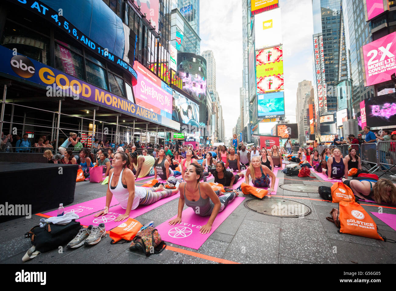 New York, USA. 20. Juni 2016. Tausende von Yoga-Praktizierende pack am ersten Tag des Sommers, Montag, 20. Juni 2016 Times Square in New York Yoga zu praktizieren. Die 14. jährliche Sonnenwende am Times Square, "Mind über Madness", erstreckt sich die Yogis Fähigkeit zu blockieren, der Lärm und die Übersichtlichkeit, die sie in der Kreuzung der Welt umgeben. (© Richard B. Levine) Stockfoto