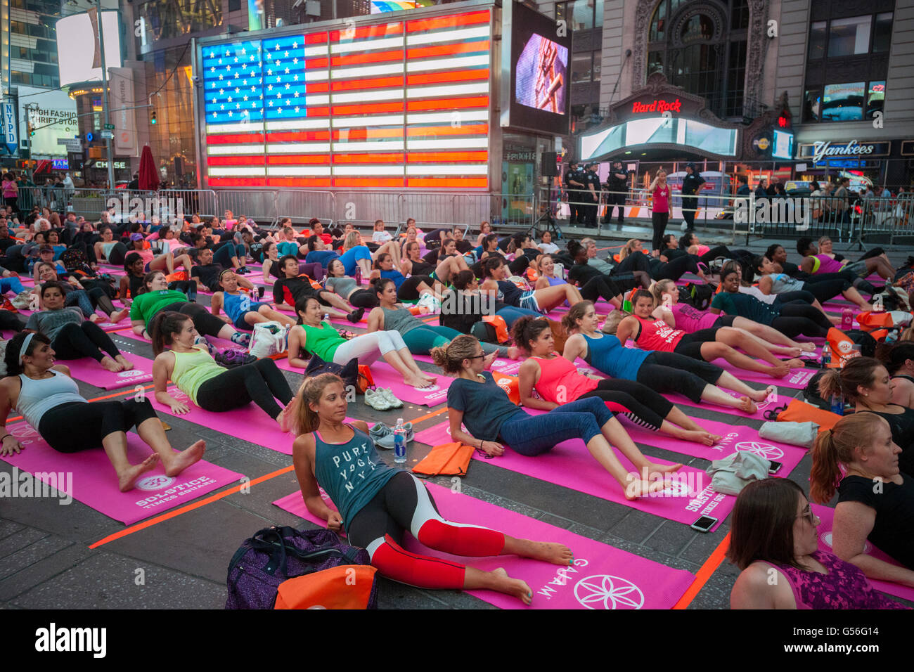New York, USA. 20. Juni 2016. Tausende von Yoga-Praktizierende pack am ersten Tag des Sommers, Montag, 20. Juni 2016 Times Square in New York Yoga zu praktizieren. Die 14. jährliche Sonnenwende am Times Square, "Mind über Madness", erstreckt sich die Yogis Fähigkeit zu blockieren, der Lärm und die Übersichtlichkeit, die sie in der Kreuzung der Welt umgeben. (© Richard B. Levine) Stockfoto