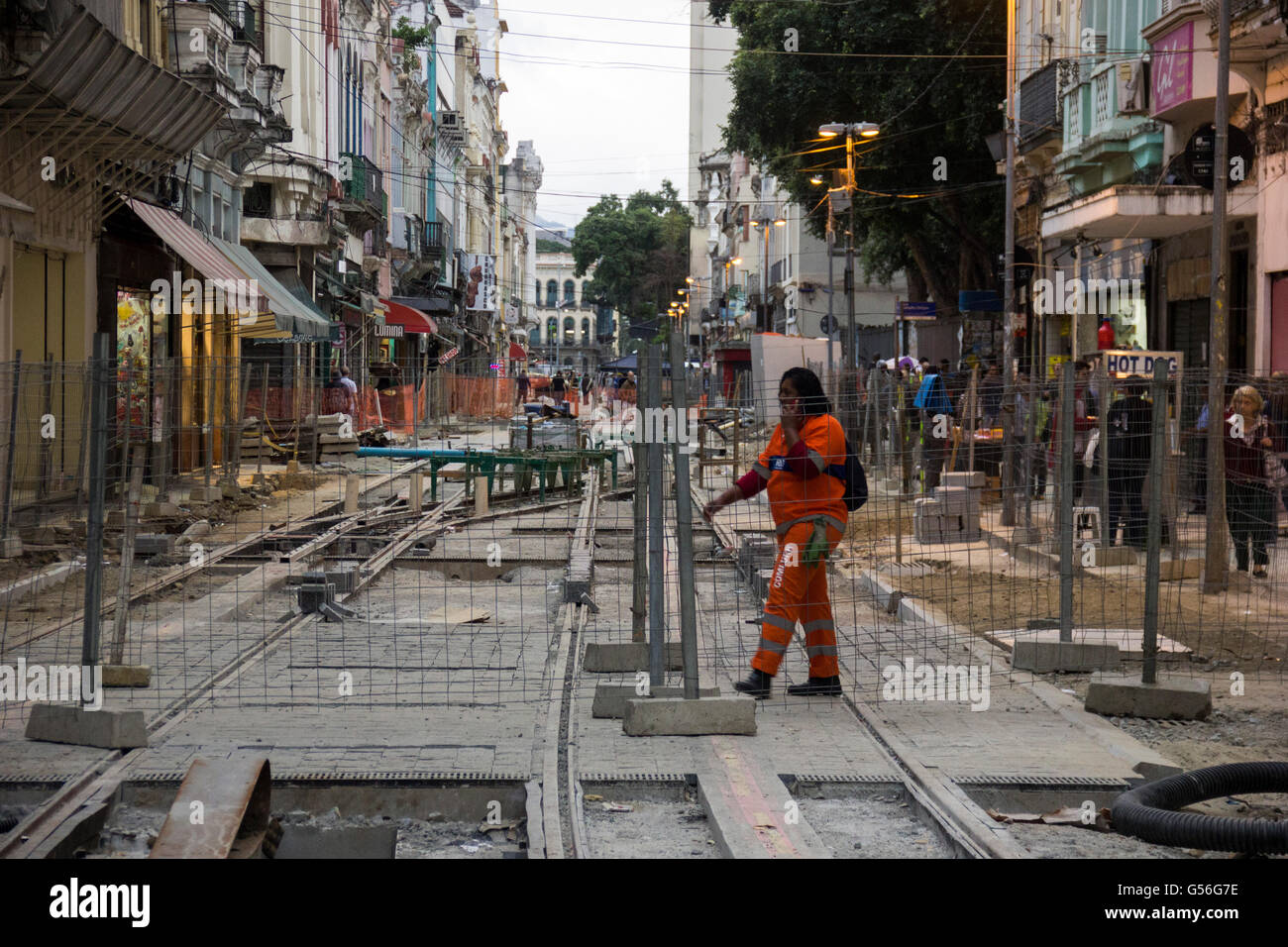 Rio De Janeiro, Brasilien. 20. Juni 2016. Arbeiter weiterarbeiten an Olympischen Bau in der Innenstadt von Rio. Es gibt nur 46 Tage bis zum Beginn der Olympischen Spiele Rio 2016 und gibt es noch viele Werke in der ganzen Stadt abgeschlossen wird. In diesem Bild arbeiten Arbeiter bei der Installation von Schienen "VLT Carioca" - wurde Light Rail Vehicle bereits teilweise geöffnet. Bildnachweis: Luiz Souza/Alamy Live-Nachrichten Stockfoto