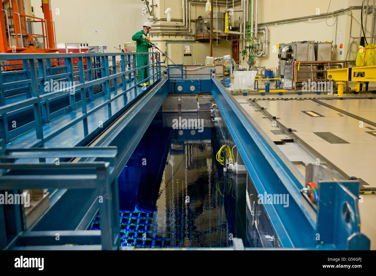 Grafenrheinfeld, Deutschland. 31. Mai 2016. Eine Arbeitskraft nimmt eine Strahlung, die neben dem abgebrannten Brennelementen Pool in das Reaktorgebäude des Kernkraftwerks Grafenrheinfeld, Deutschland, 31. Mai 2016 lesen. Das Atomkraftwerk, das vor einem Jahr verloren hat, befindet sich im Rückbau. Der Betreiber des Kraftwerks plant den Abriss, etwa 2035 zu beenden. Foto: DANIEL KARMANN/Dpa/Alamy Live News Stockfoto