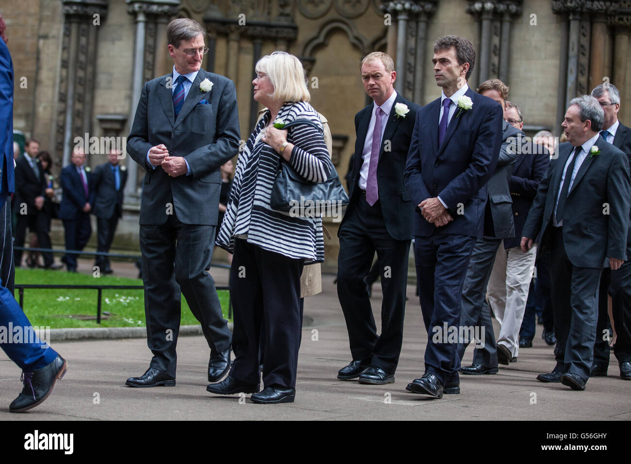 London, UK. 20. Juni 2016. Tim Farron MP, Führer der Liberaldemokraten, kommt in der St. Margarets Church in Westminster, zusammen mit anderen Abgeordneten und Mitglieder des House Of Lords, für einen besonderen Service im Gedenken an Jo Cox. Die Teilnehmer trugen weiße Rosen. Jo Cox wurde am 16. Juni in ihrem Wahlkreis Batley und Spen getötet. Bildnachweis: Mark Kerrison/Alamy Live-Nachrichten Stockfoto