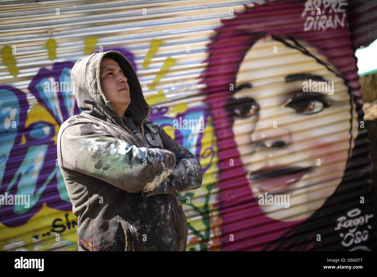 Bogota. 16. Juni 2016. Bild aufgenommen am 16. Juni 2016 zeigt der Superintendent von der nationalen Polizei von Kolumbien Oscar Gonzalez posiert vor ein Wandgemälde von ihm selbst im Bereich der Quiba in Bogota, Kolumbien. Oscar Gonzalez hört auf den Namen "Oso" ("Bär") und seine auffälligen Graffiti Wandmalereien an Wänden und Türen in Kolumbiens Hauptstadt Bogota zu sehen. Heute, als stellvertretender Superintendent der Polizei, berücksichtigt Gonzalez Kunst Polizei Abteilung Programme zur Eindämmung der Drogenkonsum unter kolumbianischen Jugend. © Jhon Paz/Xinhua/Alamy Live-Nachrichten Stockfoto