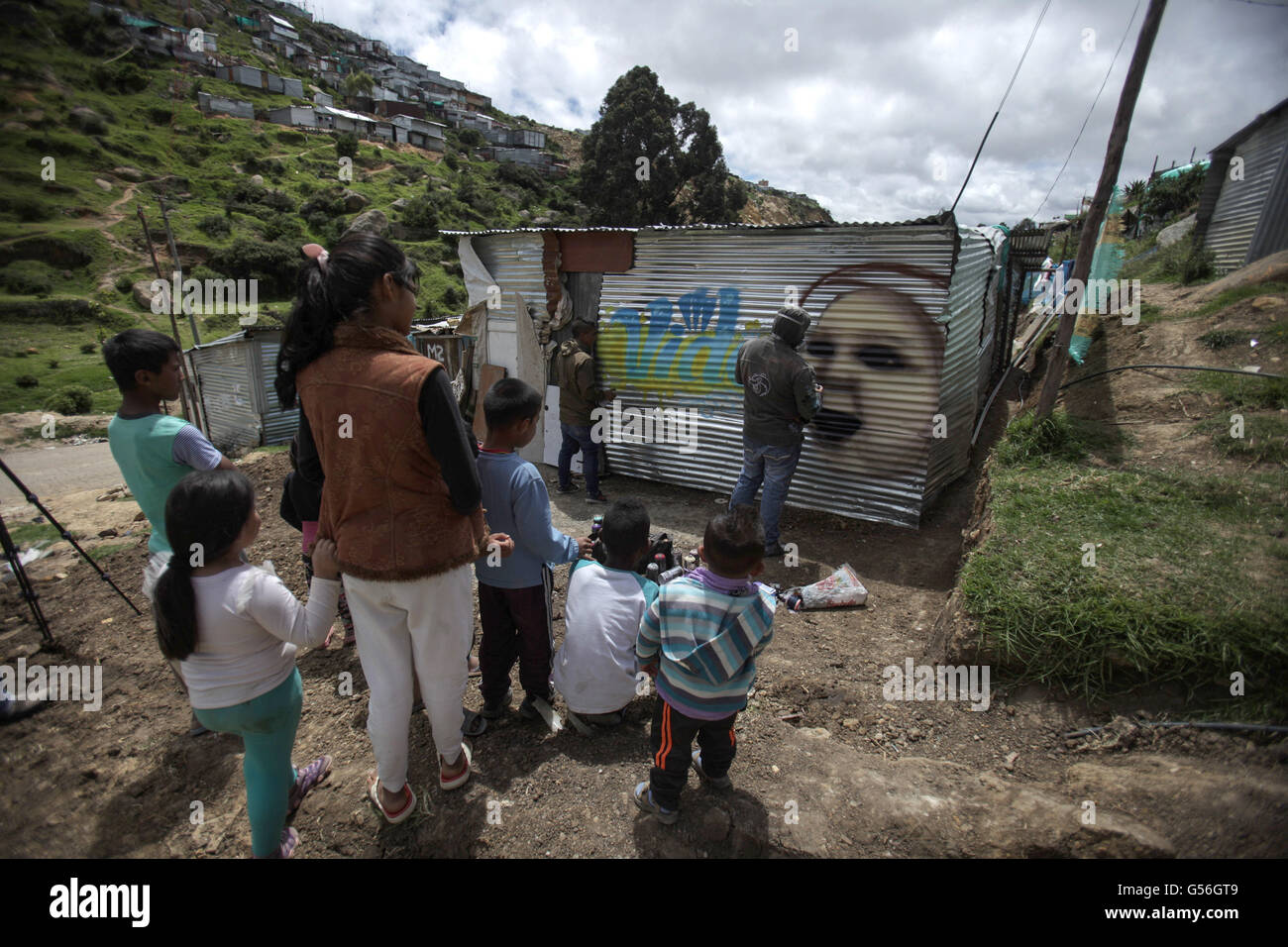 Bogota. 16. Juni 2016. Bild aufgenommen am 16. Juni 2016 zeigt der Superintendent der nationalen Polizei von Kolumbien, Oscar Gonzalez (hinten R) zeichnen eine Wandbild im Bereich Quiba in Bogota, Kolumbien. Oscar Gonzalez hört auf den Namen "Oso" ("Bär") und seine auffälligen Graffiti Wandmalereien an Wänden und Türen in Kolumbiens Hauptstadt Bogota zu sehen. Heute, als stellvertretender Superintendent der Polizei, berücksichtigt Gonzalez Kunst Polizei Abteilung Programme zur Eindämmung der Drogenkonsum unter kolumbianischen Jugend. © Jhon Paz/Xinhua/Alamy Live-Nachrichten Stockfoto