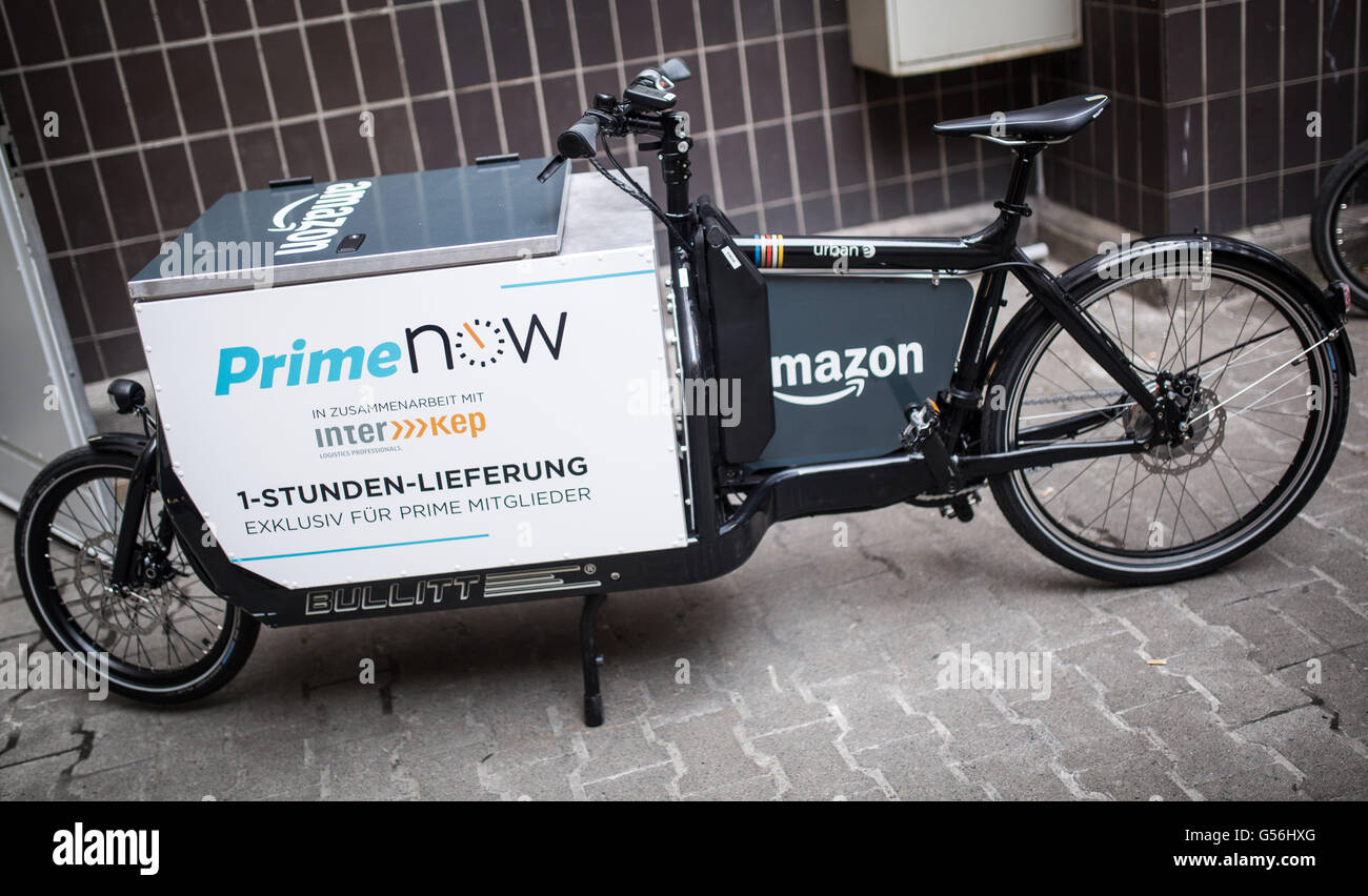 Ein Amazon Prime jetzt Lieferung Bike kann vor das Lager in Berlin,  Deutschland, 12. Mai 2016 gesehen werden. Foto: Sophia Kembowski/dpa  Stockfotografie - Alamy