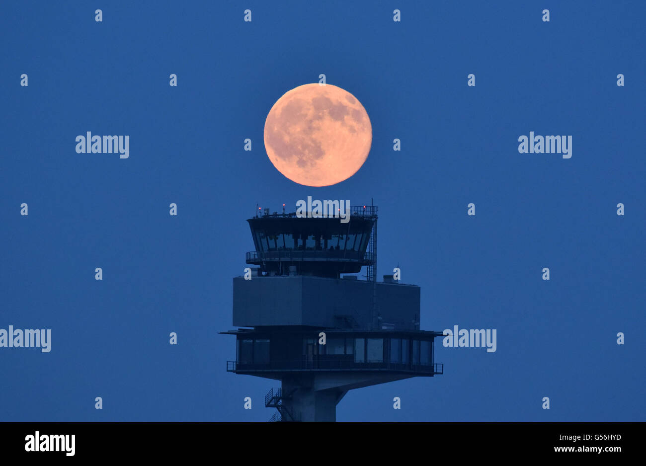 Schönefeld, Deutschland. 20. Juni 2016. Der Vollmond scheint in der Nähe von Schönefeld, Deutschland, 20. Juni 2016. Der Juni-Vollmond nennt man auch "Erdbeer Mond." Foto: Ralf Hirschberger/Dpa/Alamy Live News Stockfoto