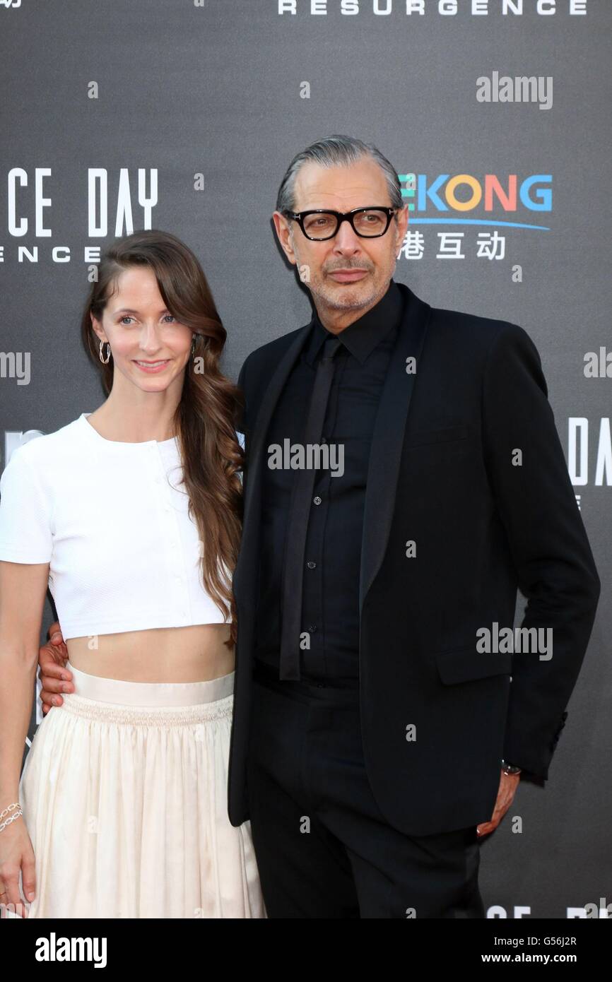 Los Angeles, CA, USA. 20. Juni 2016. Emilie Livingston, Jeff Goldblum im Ankunftsbereich für INDEPENDENCE DAY: Wiederaufleben Premiere, TCL Chinese 6 Sälen (ehemals Grauman), Los Angeles, CA 20. Juni 2016. Bildnachweis: Priscilla Grant/Everett Collection/Alamy Live-Nachrichten Stockfoto